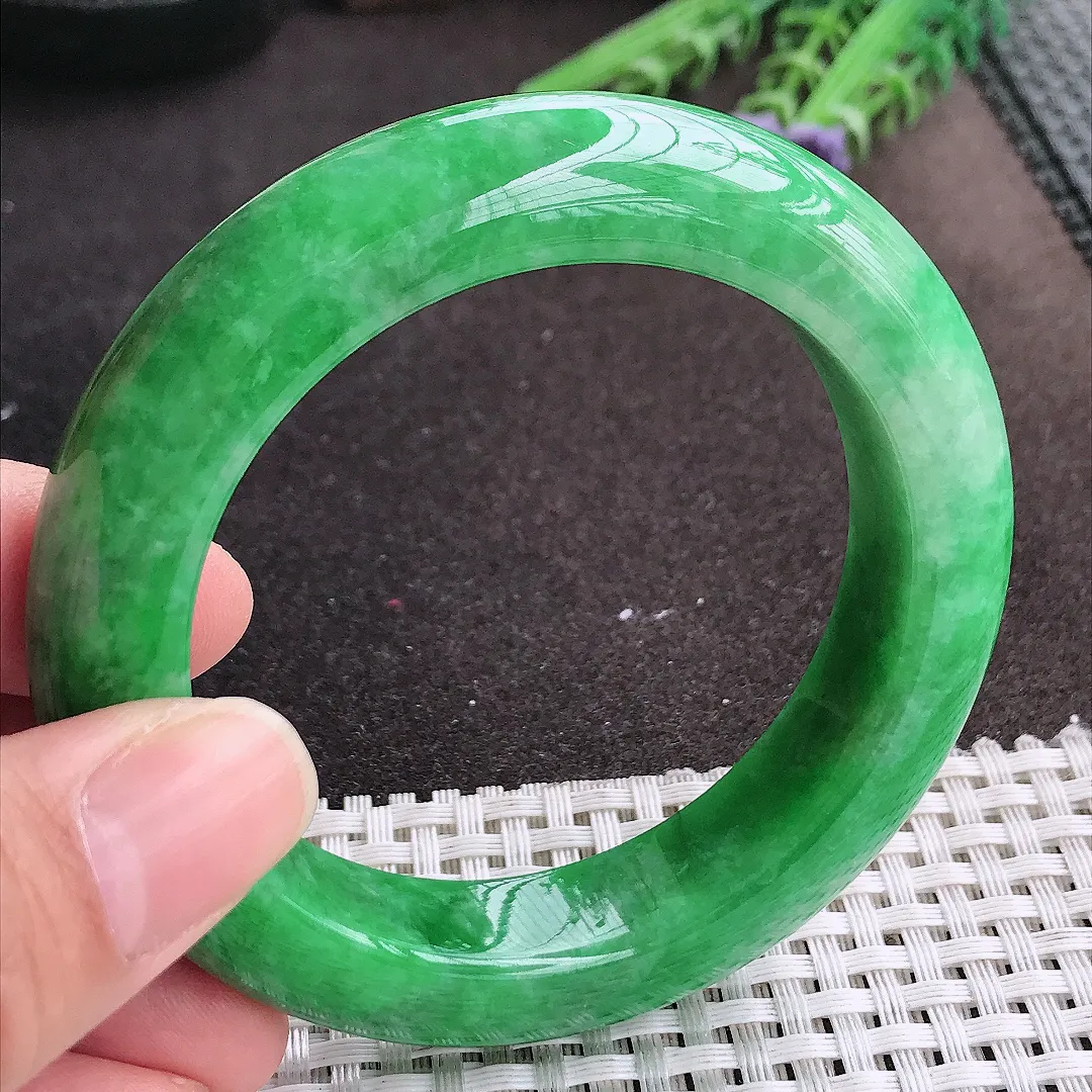 实拍A货翡翠55/13.6/10.7老坑精美温润满绿辣阳绿手镯宽边玉镯手环