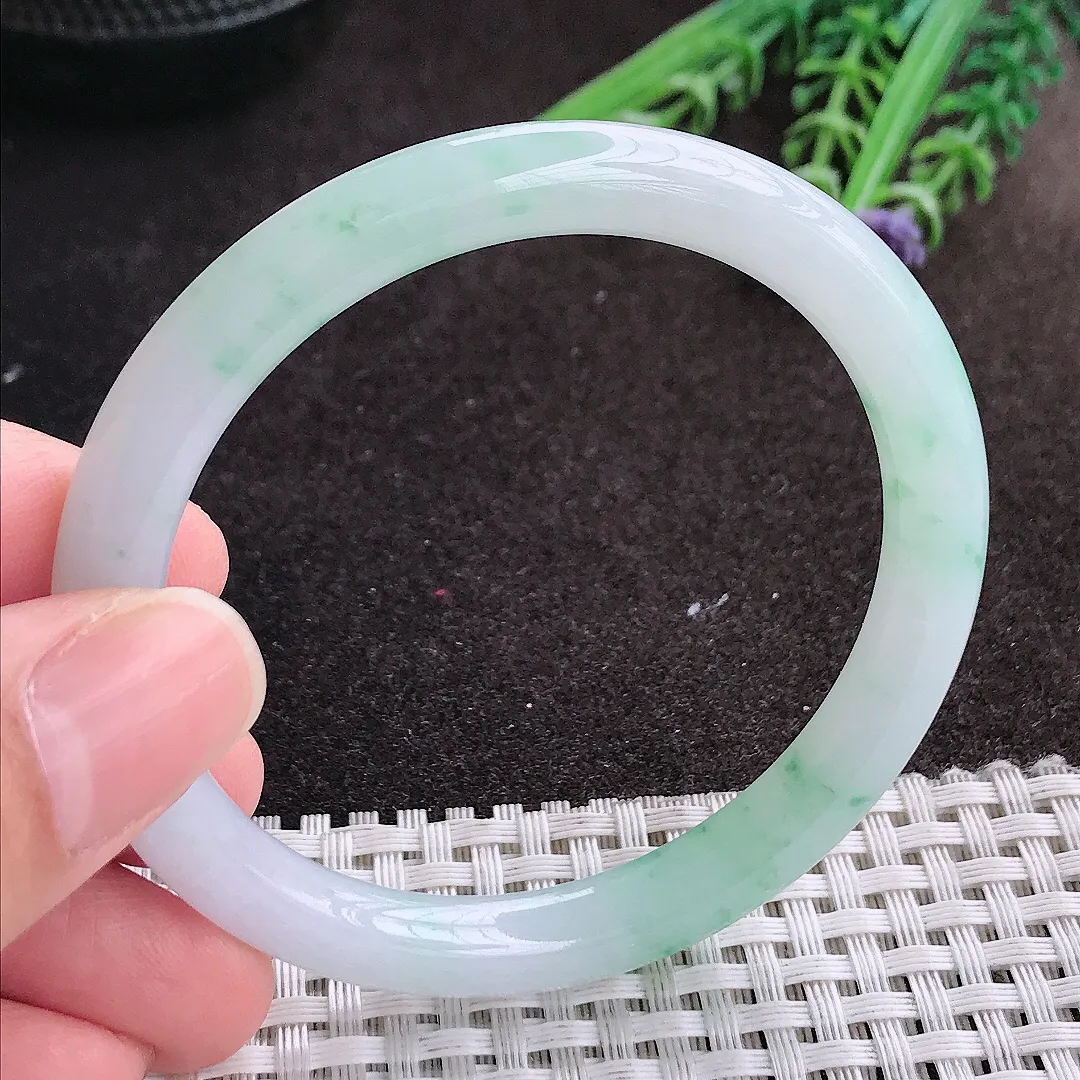 实拍A货翡翠54/7.3/7.6老坑冰润水灵飘绿花圆条手镯宽边玉镯手环