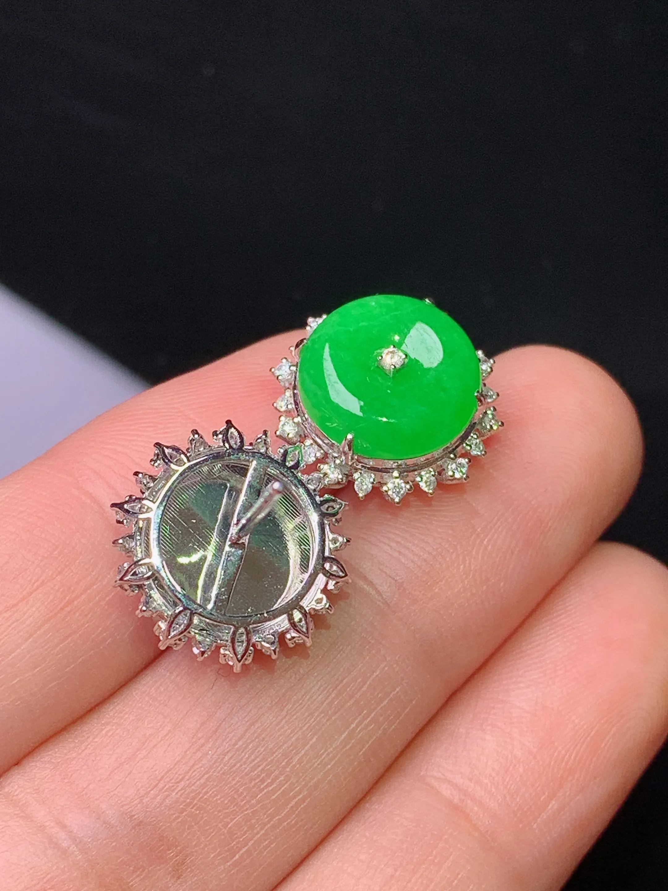 18k金钻镶嵌满绿平安扣耳钉 玉质细腻 色泽清新艳丽 整体尺寸14*6.7