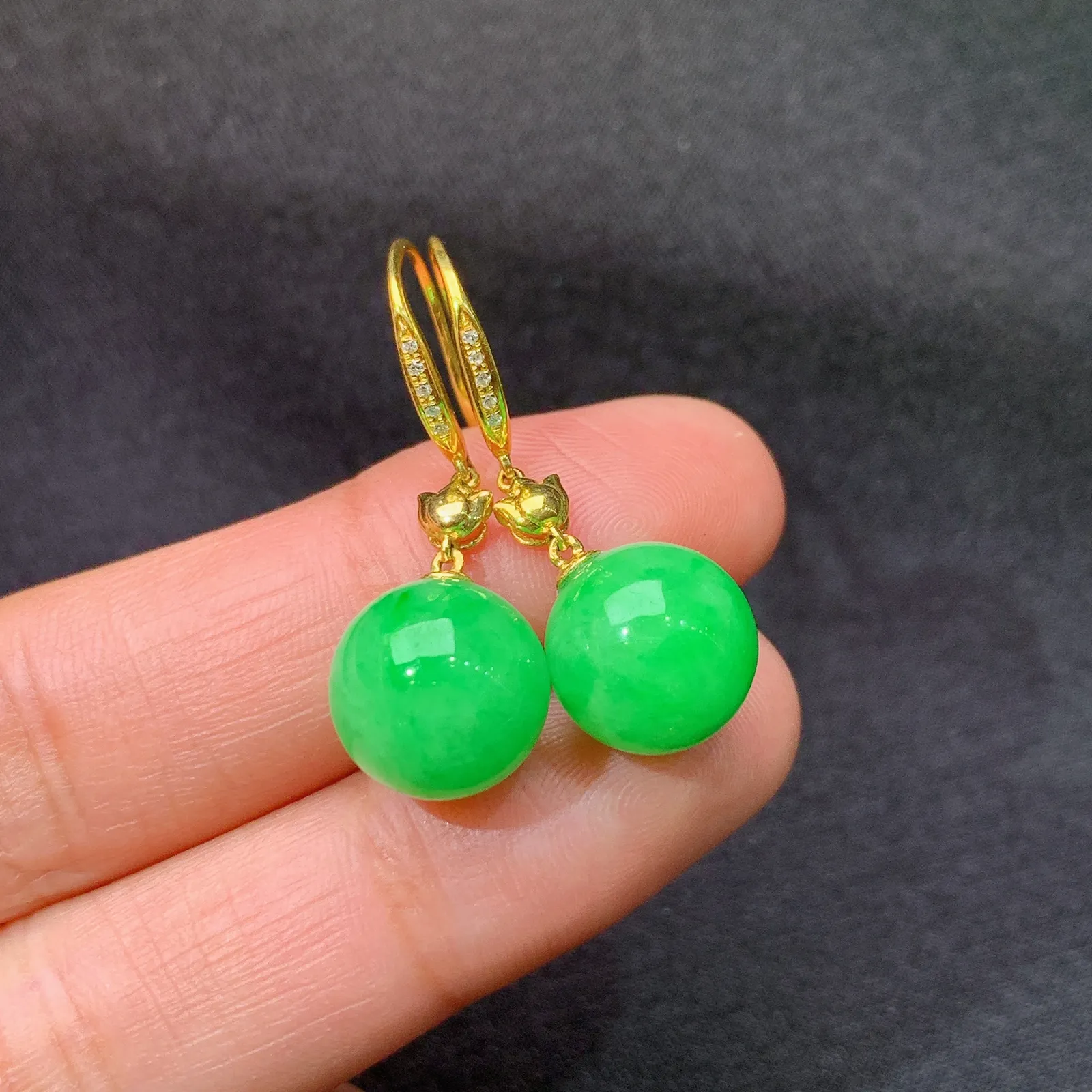 果绿圆珠耳坠，18k金镶嵌，简约时尚，冰润色甜，直径 10.3