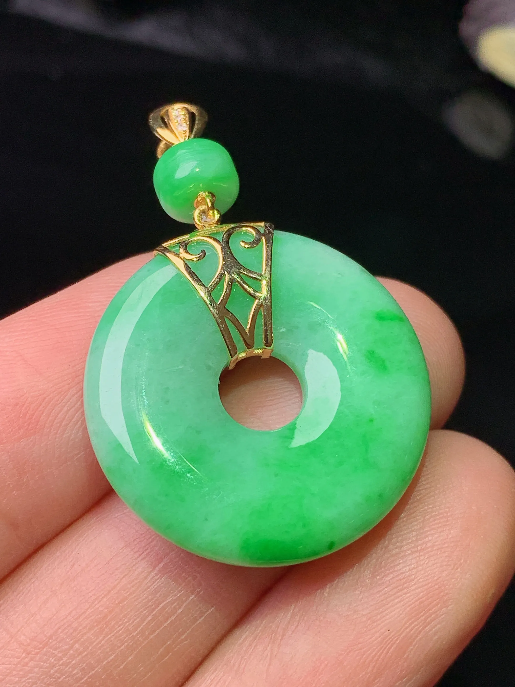 18k金镶嵌翠绿平安环吊坠 玉质细腻 色泽清新艳丽 整体尺寸35*23.3*4.5