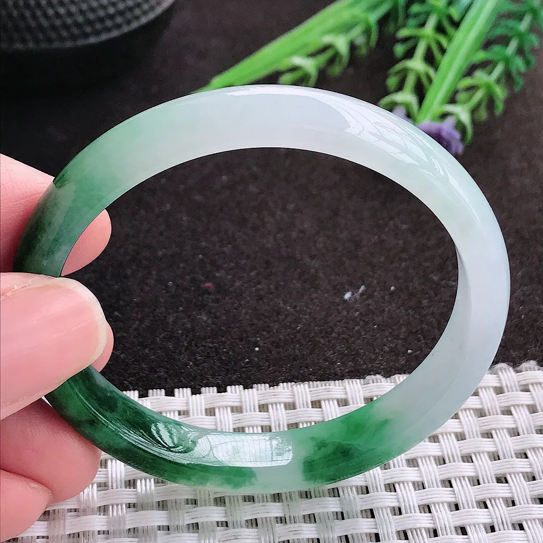 实拍A货翡翠53.5/48.5/9.8/6.3老坑冰胶水灵飘花贵妃手镯宽边玉镯手环