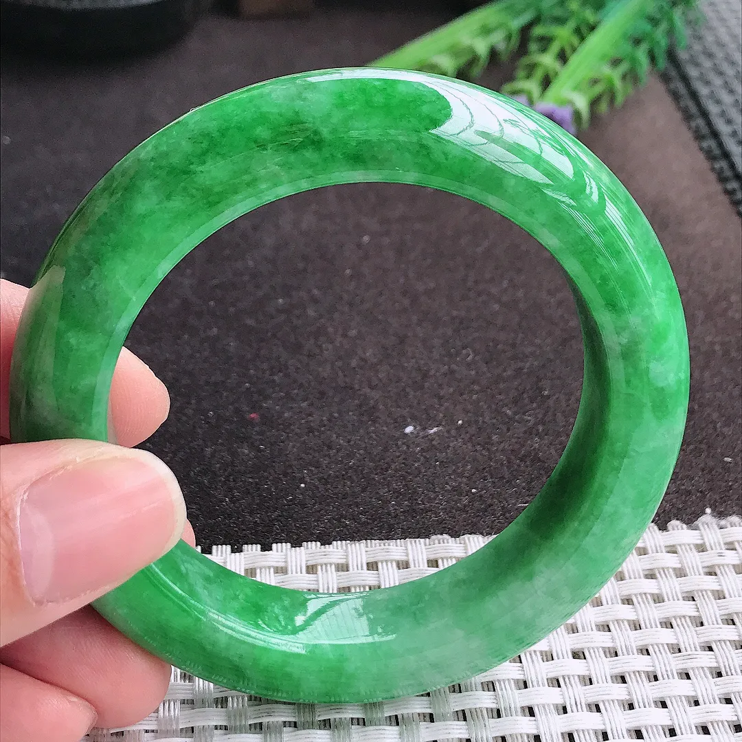 实拍A货翡翠55/13.6/10.7老坑精美温润满绿辣阳绿手镯宽边玉镯手环
