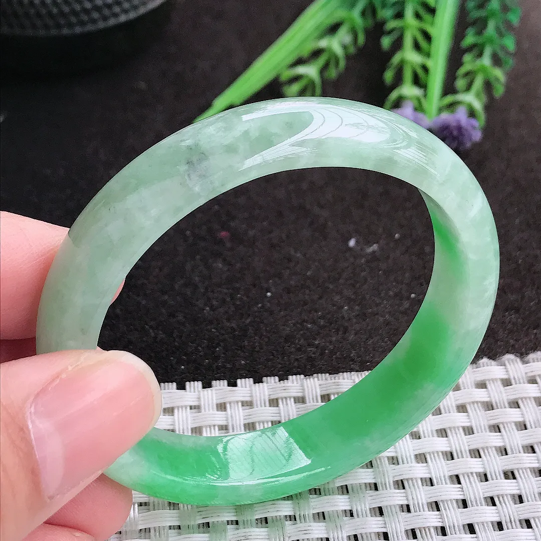 实拍A货翡翠51/46.5/12/6.5老坑精美飘阳绿贵妃手镯翡翠玉镯手环