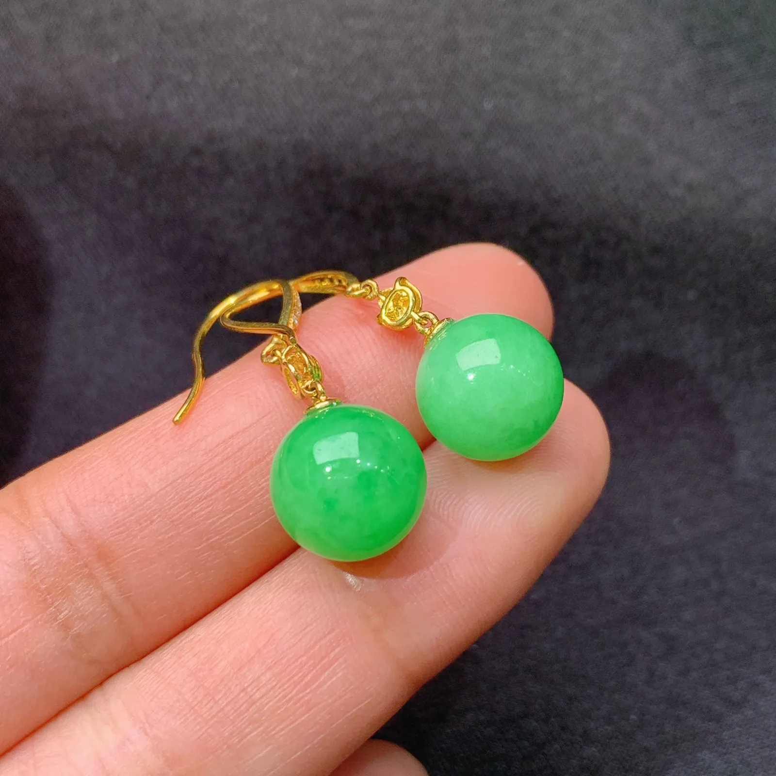 果绿圆珠耳坠，18k金镶嵌，简约时尚，冰润色甜，直径 10.3