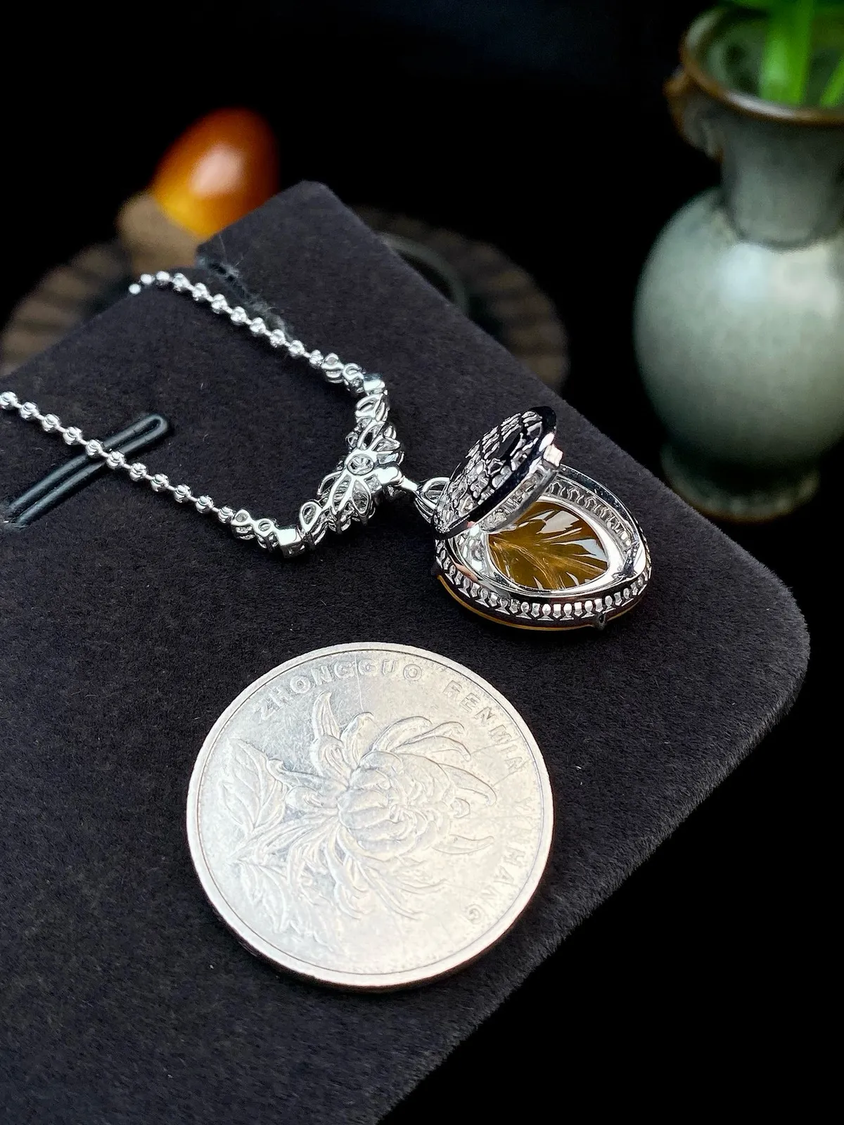 【冰种黄翡叶子】金枝玉叶，质地细腻，冰润透亮，光泽出众，18k金钻镶嵌，裸石尺寸16.7*13.4*3.4毫米