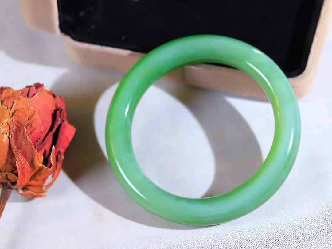 【悠悠芳华.镯】

收藏级臻品️和田玉碧玉猫眼圆条手镯 玉质温润 青葱岁月，尽收腕中，婉转流畅，凝岁月悠长。盈一眸恬淡，挽一抹绿意。重53.7克 内径54mm尺寸10.8-10.5mm   861201655A