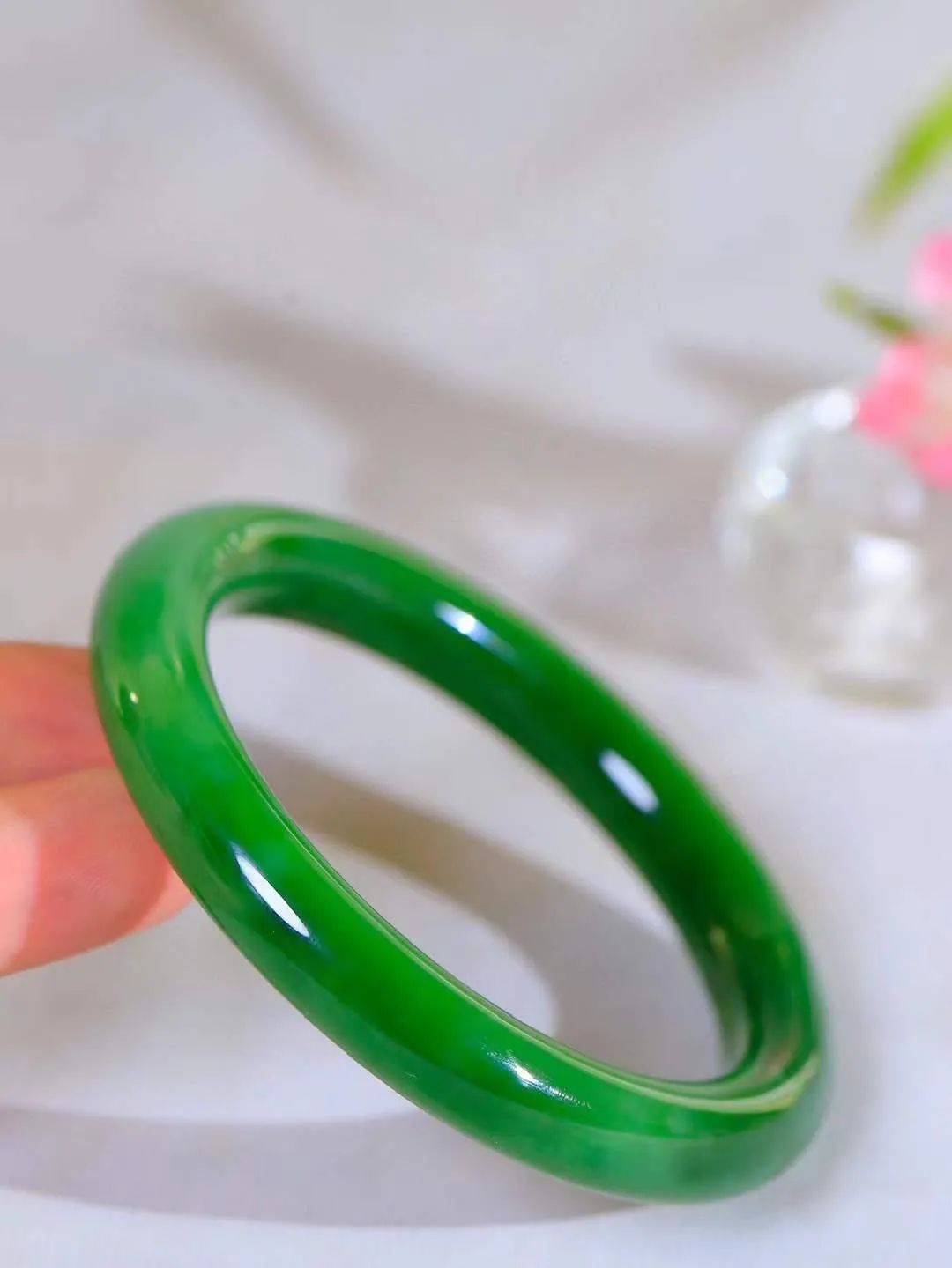 【温润如心.镯】

精品和田玉碧玉猫眼圆条手镯，精选上等碧玉料，色泽清透，质地细腻。佩戴它，感受千年玉文化的温润与优雅，愿它为您带来平安与幸福。重59.57克  尺寸60-10.7-10.4mm  101202611A