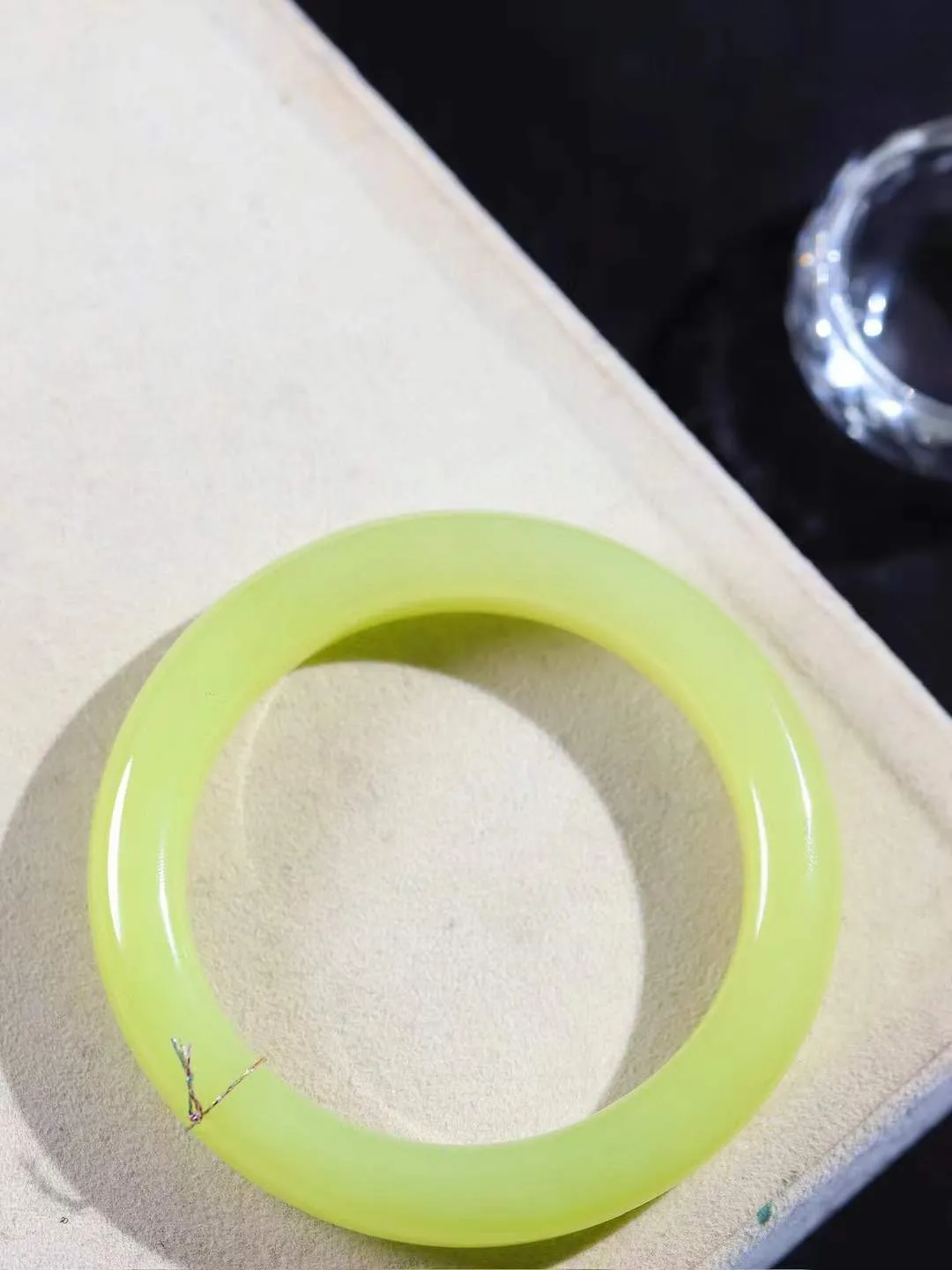 【诗情画意.手镯】

精品和田玉黄口手镯   细腻油脂,手感润滑。意韵飘渺，温雅细腻，工艺精湛，️氤氲诗意的美跃然于手腕之间，给人以出尘的风雅，优美脱俗，气质非凡。重57.66克 内径54.4mm尺寸12-9.8mm  221202600A