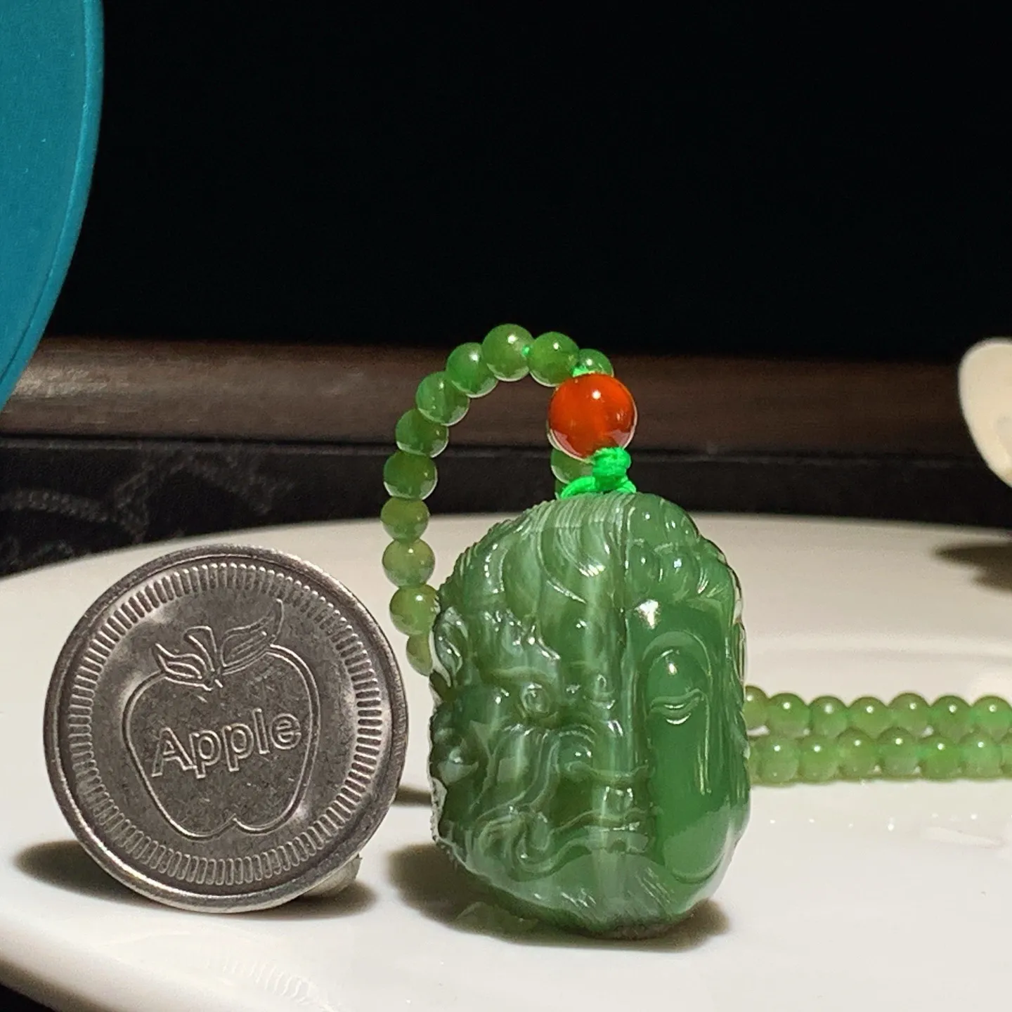 和田玉菠菜绿猫眼俄罗斯碧玉佛魔一念间挂件。尺寸30/22/12重31克 玉质细腻油润。手推出油。佩戴高端典雅。lt251226