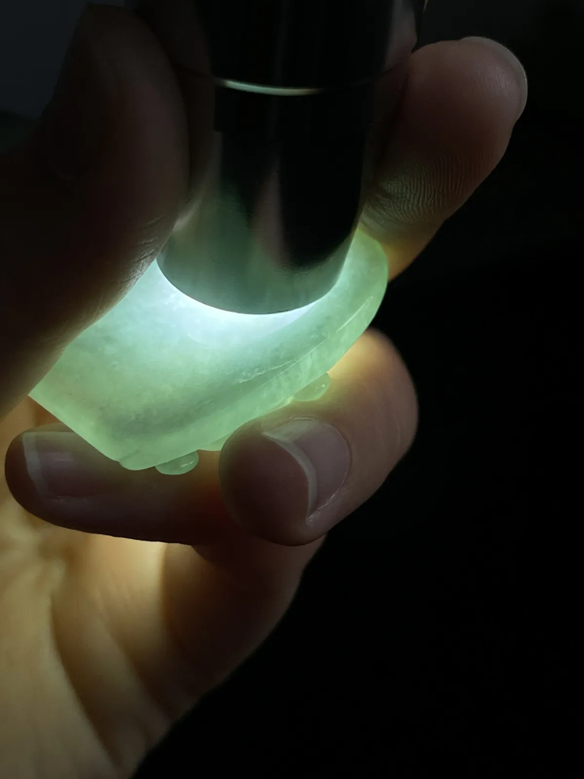 翡翠冰糯种浅绿色吊坠，配珠未测