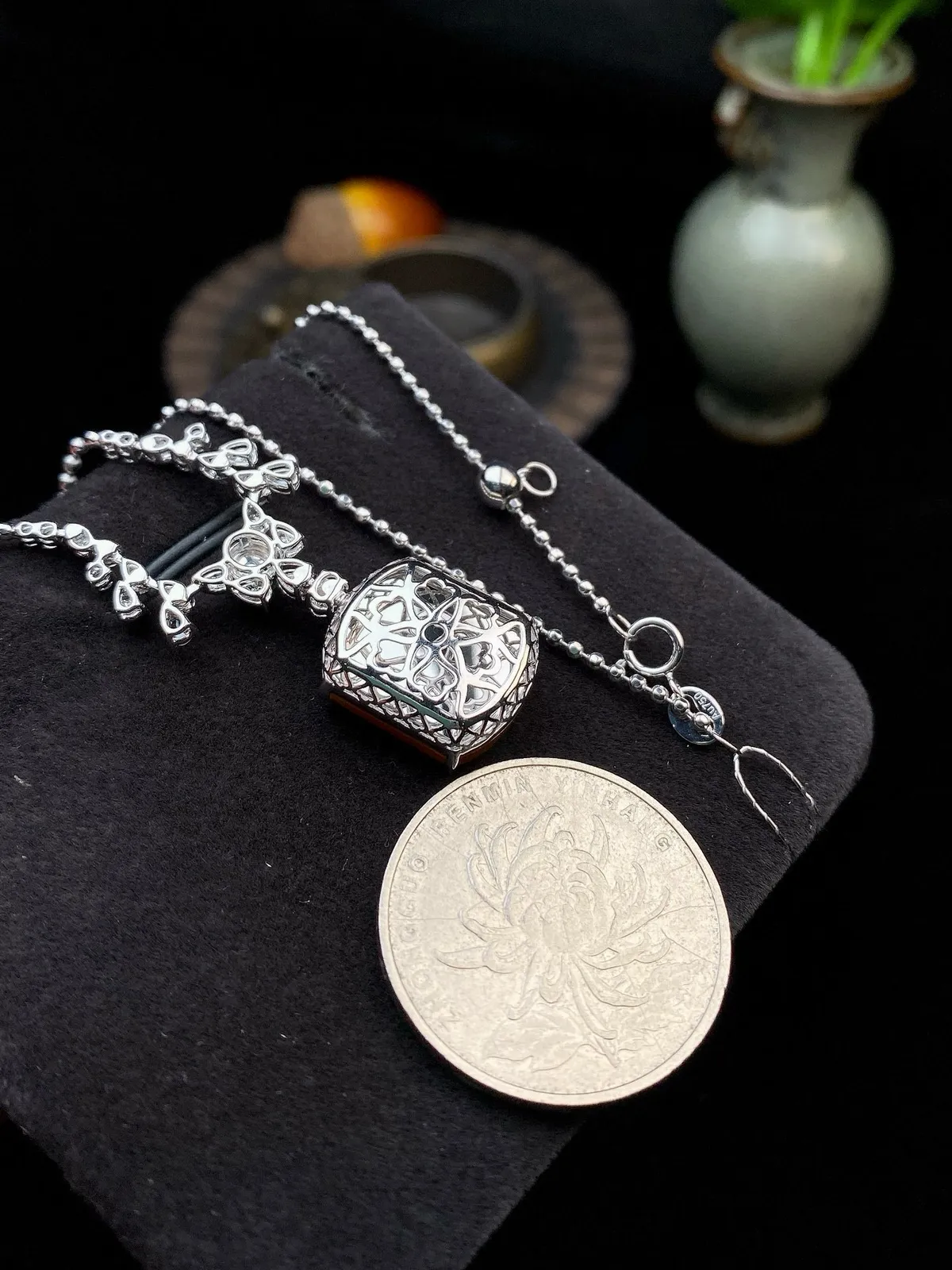 【冰种黄翡无事柱】质地细腻，冰润透亮，光泽出众，冰感十足，18k金钻镶嵌，裸石尺寸15.8*12.8*4.5毫米