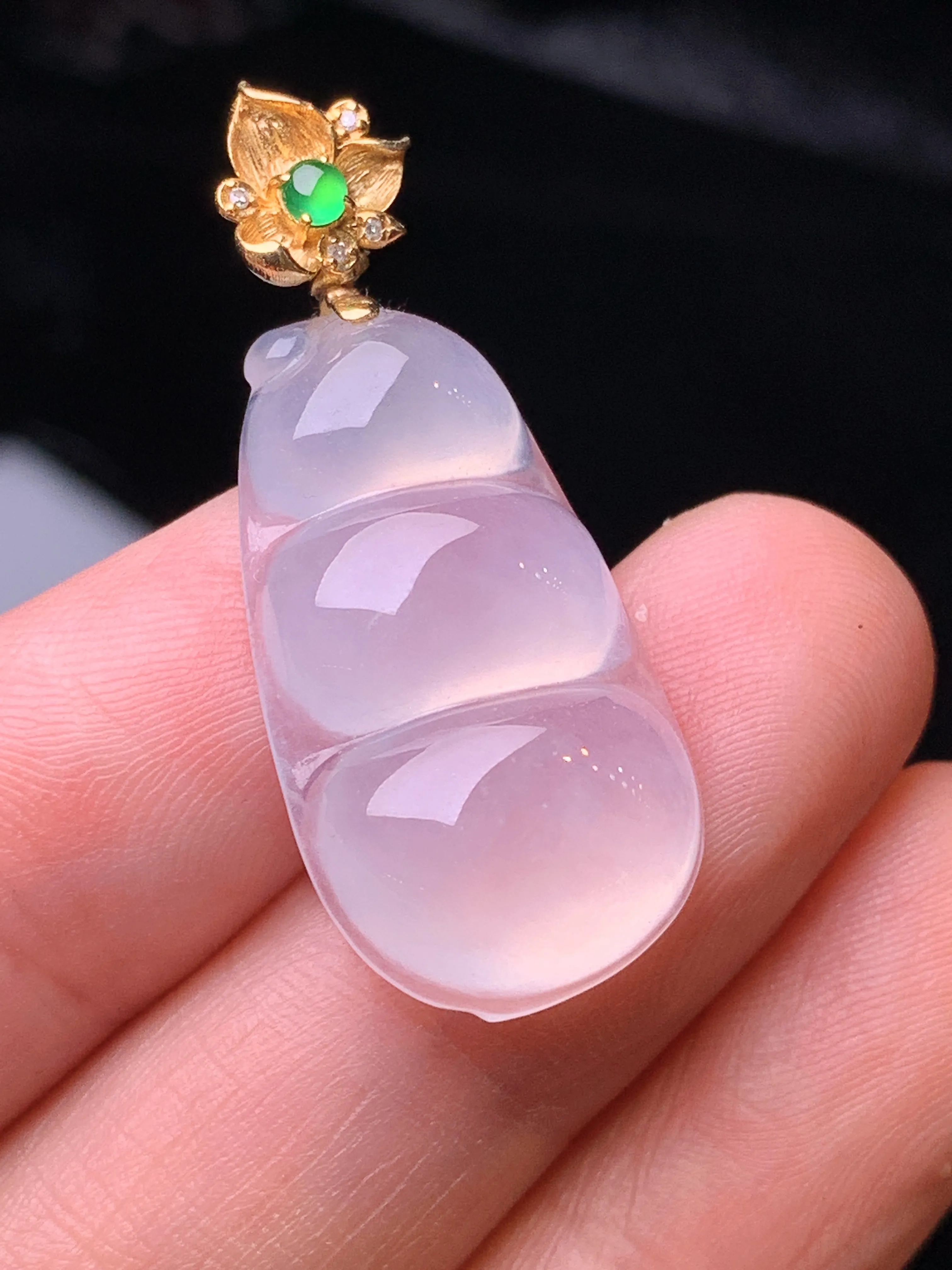 18k金钻镶嵌款飘绿四季豆吊坠 玉质细腻 色泽清新艳丽 整体尺寸34.2*14.2*5.8