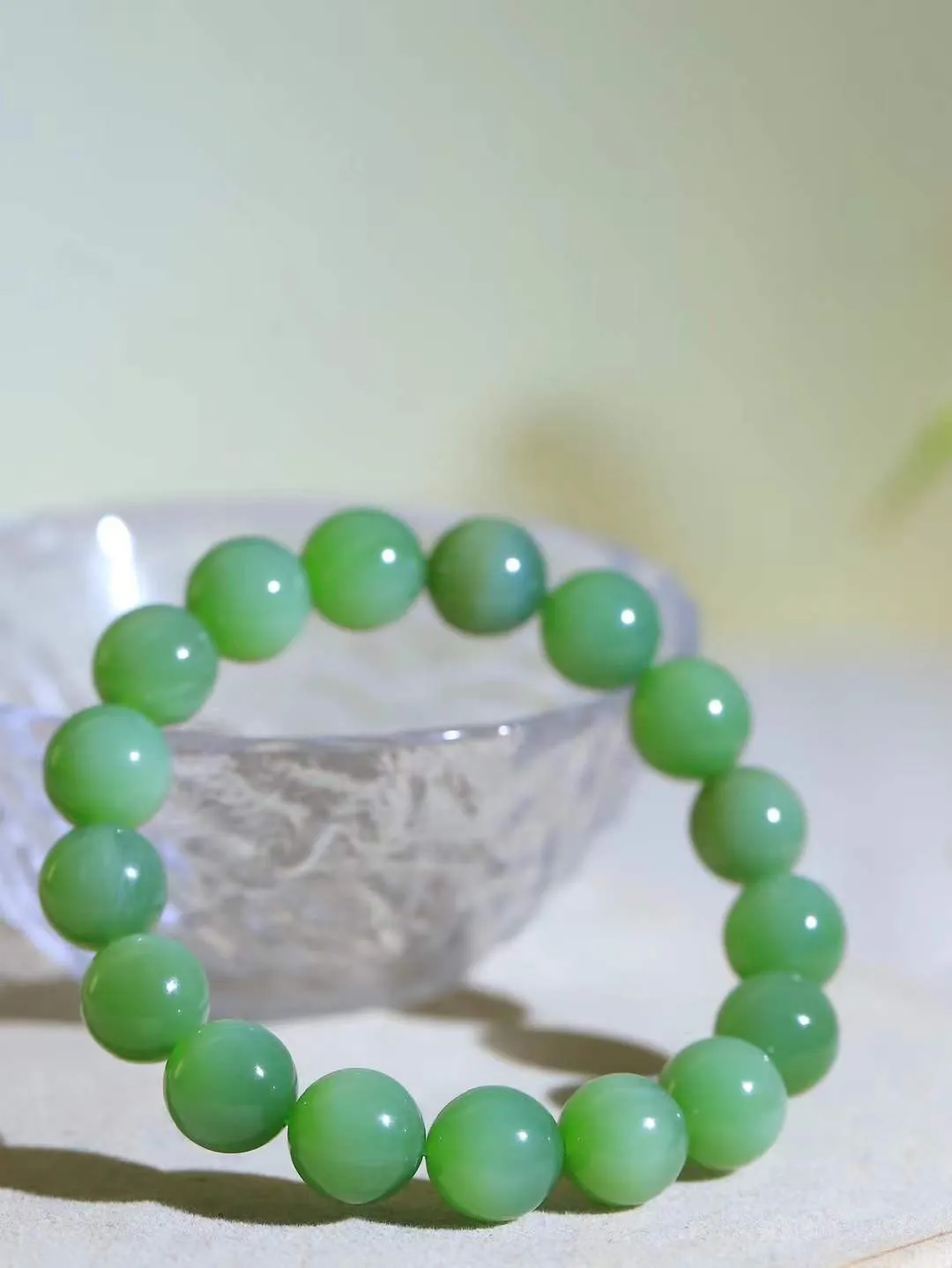 【珠圆玉润.手串】

精品和田玉碧玉猫眼珠圆玉润手串 玉质温润细腻  整串打磨圆润，佩戴舒适。珠珠落玉盘，间关莺语花底滑，一生美好时光，无论身在何处，都有它相伴相守。事事顺遂，幸福美满，吉祥如意。重45克 尺寸取一12mm FDL-161202613