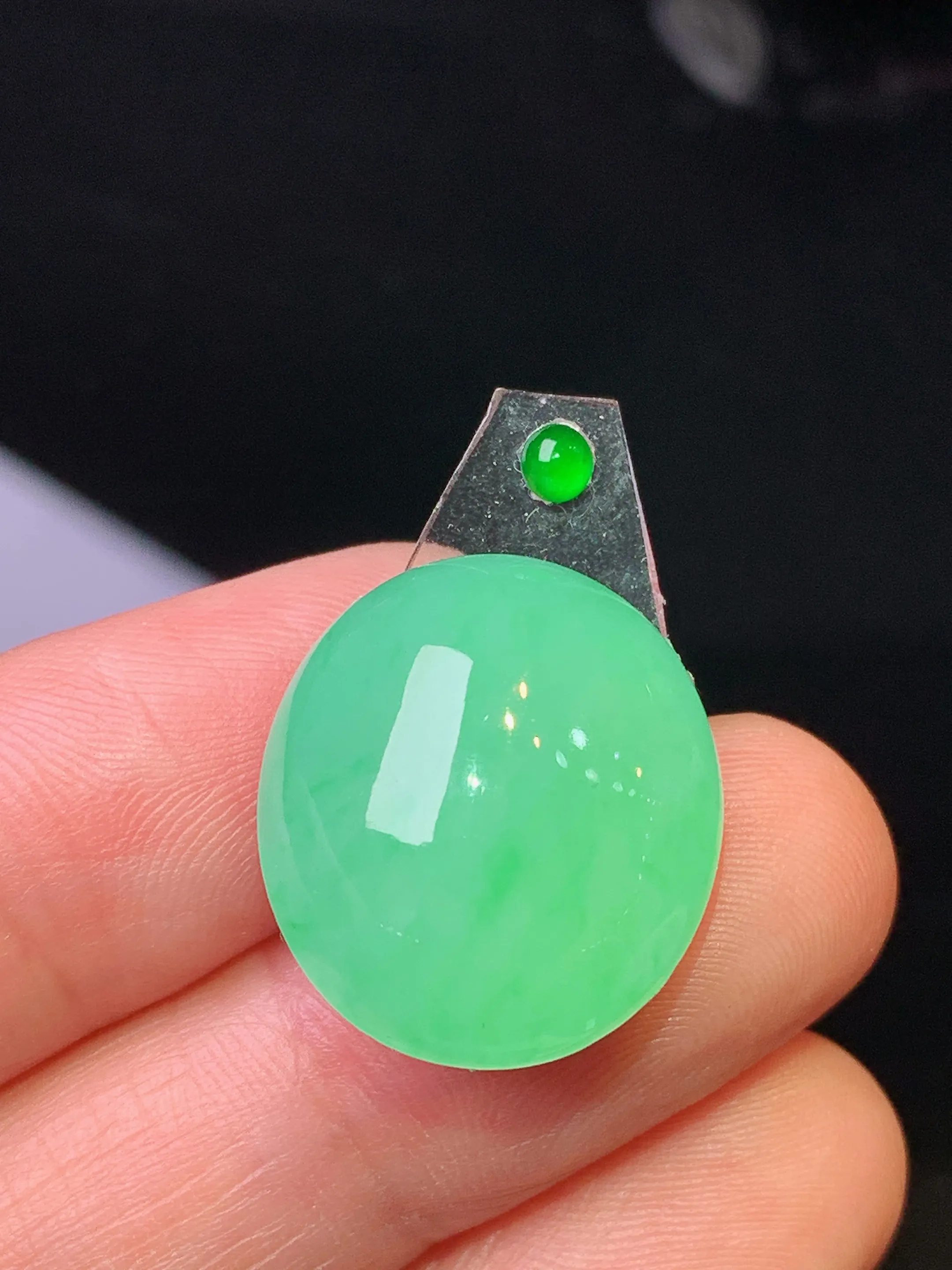 镶嵌款 翠绿蛋面吊坠 玉质细腻 色泽清新艳丽 整体尺寸19.3*17*8.2