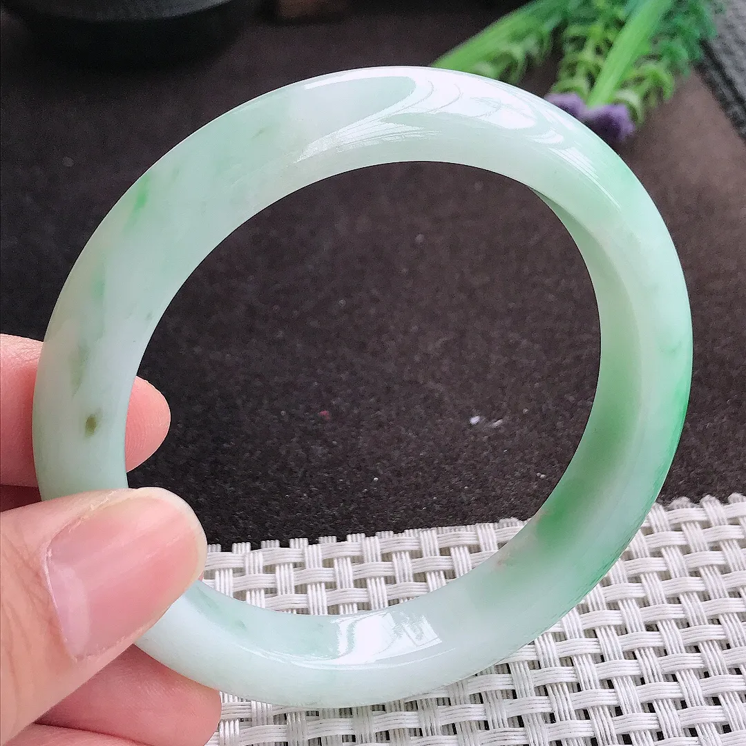 实拍A货翡翠60.5/12.2/9老坑精美温润飘阳绿手镯宽边玉镯手环