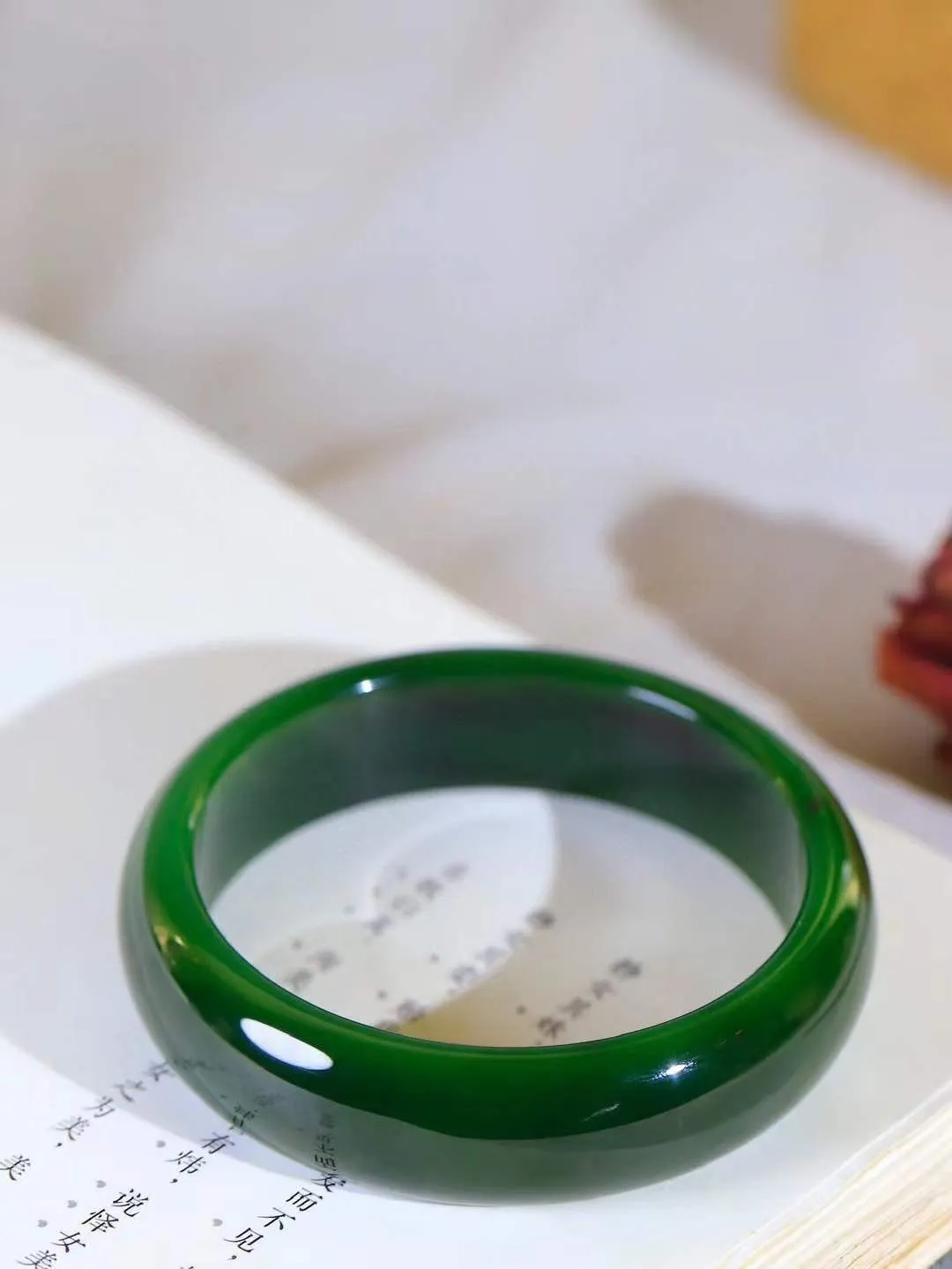 【温润如心.镯】

典藏级️和田玉碧玉手镯，精选上等碧玉料，色泽清透，质地细腻。佩戴它，感受千年玉