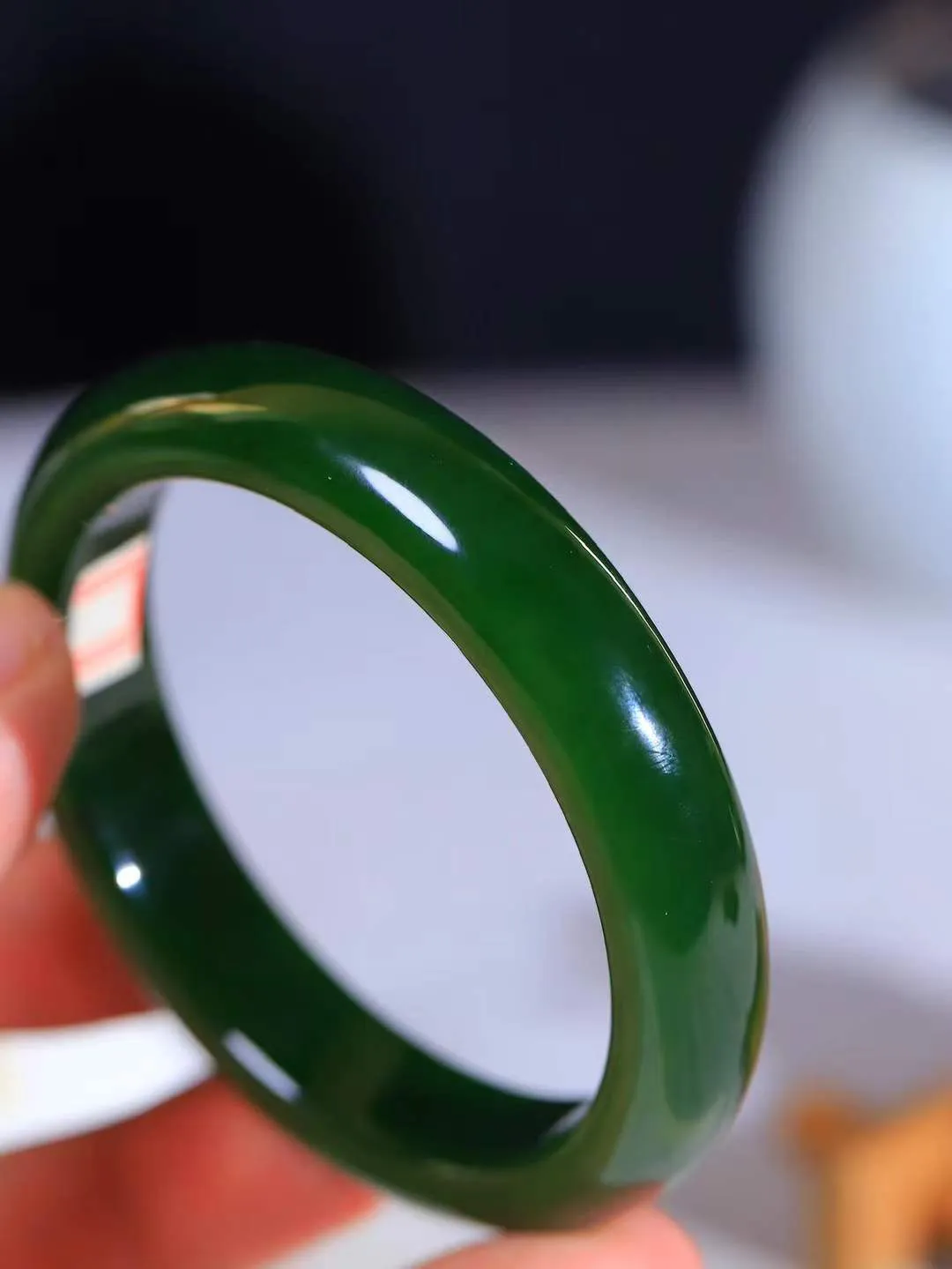 【花样年华·手镯】

收藏级臻品和田玉碧玉手镯，质地油润细腻，色泽高贵典雅，镯型古朴典雅。在诗情画意的雨巷相遇，你是我腕间的一抹风情，有你眸有深情，清风荡漾湖间静水，我愿俯身低眉，在烟波涟漪处，寻你深情倩影。内径55.5mm尺寸12.5-8mm 重51.5克fDA-781271624