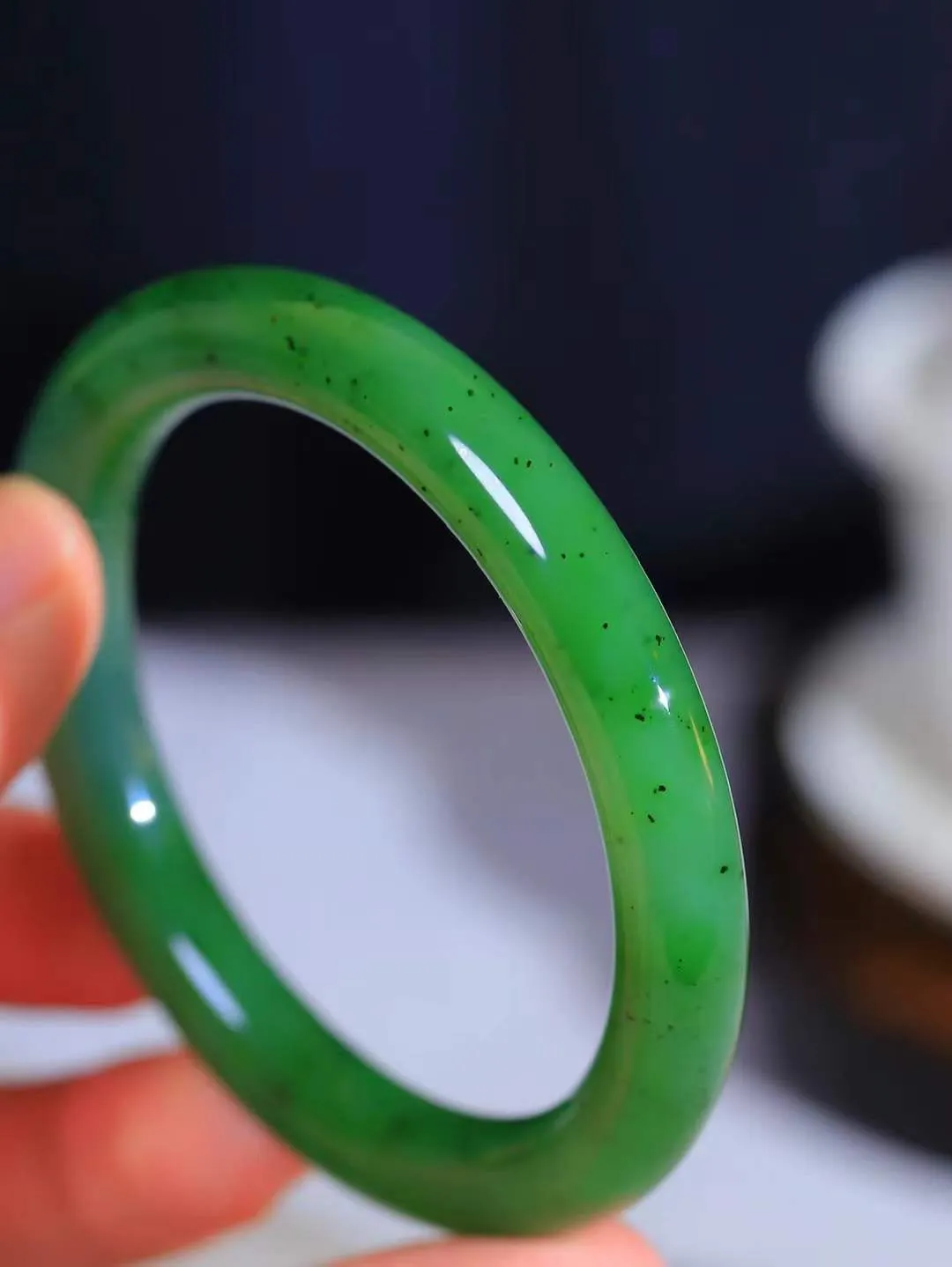 【碧色荡漾·手镯】

精品️和田玉碧玉圆条手镯，玉质细腻温润，手感舒适，️线条流畅，简约大气，美自天成，佩戴于腕间，婉约之美，举手投足间透出那份低调奢华，醉人心扉。重44.5克 内径圈口56.5mm尺寸9.2-9.4mm FDL-771202732