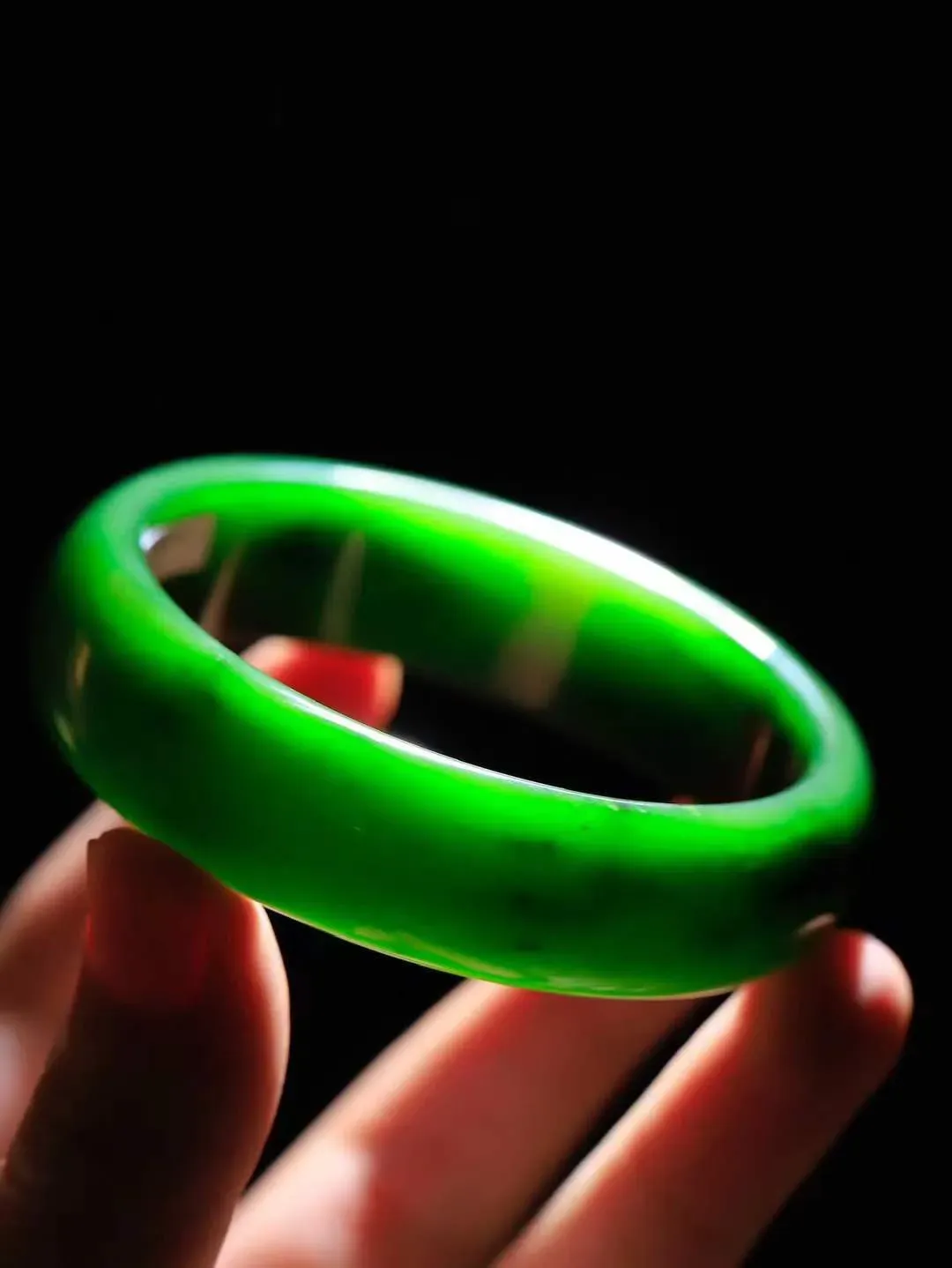 【温润如心.镯】

典藏级️和田玉碧玉手镯，精选上等碧玉料，色泽清透，质地细腻。佩戴它，感受千年玉文化的温润与优雅，愿它为您带来平安与幸福。重83.05克  尺寸63.4-18.2-8mm  101202611A