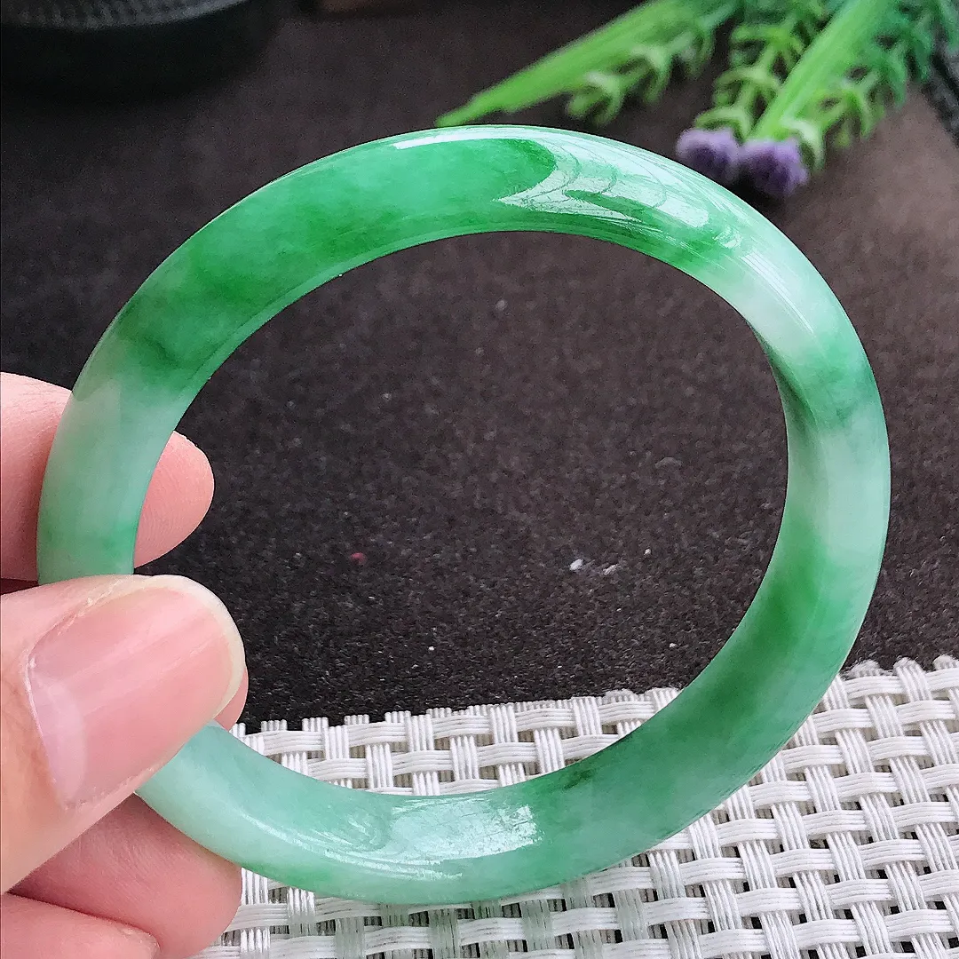 实拍A货翡翠56.5/12/7.3老坑精美冰润飘阳绿手镯宽边玉镯手环