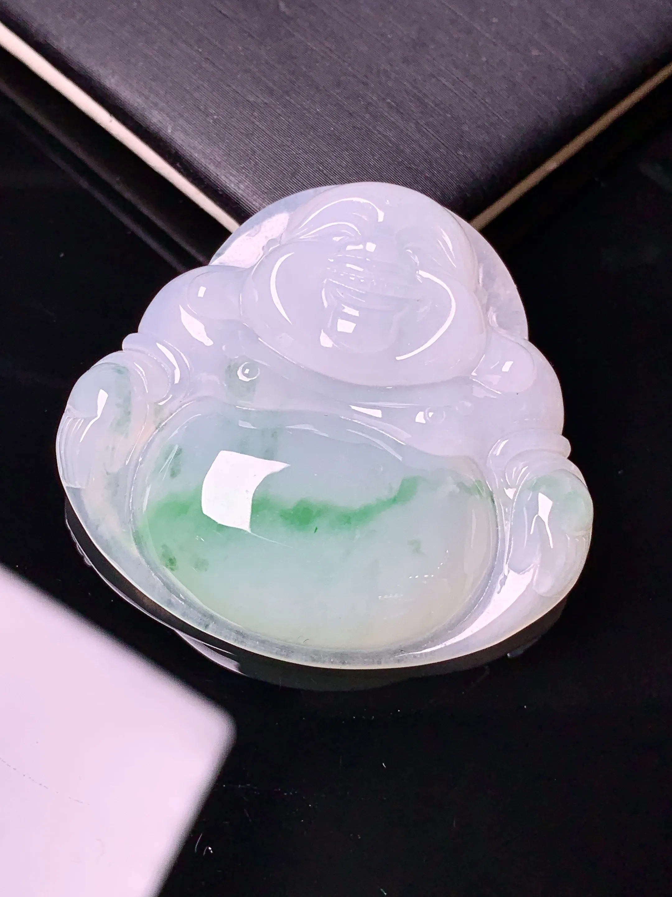 飘绿佛公吊坠 玉质细腻 色泽清新艳丽 整体尺寸34.3*36.6*7.6