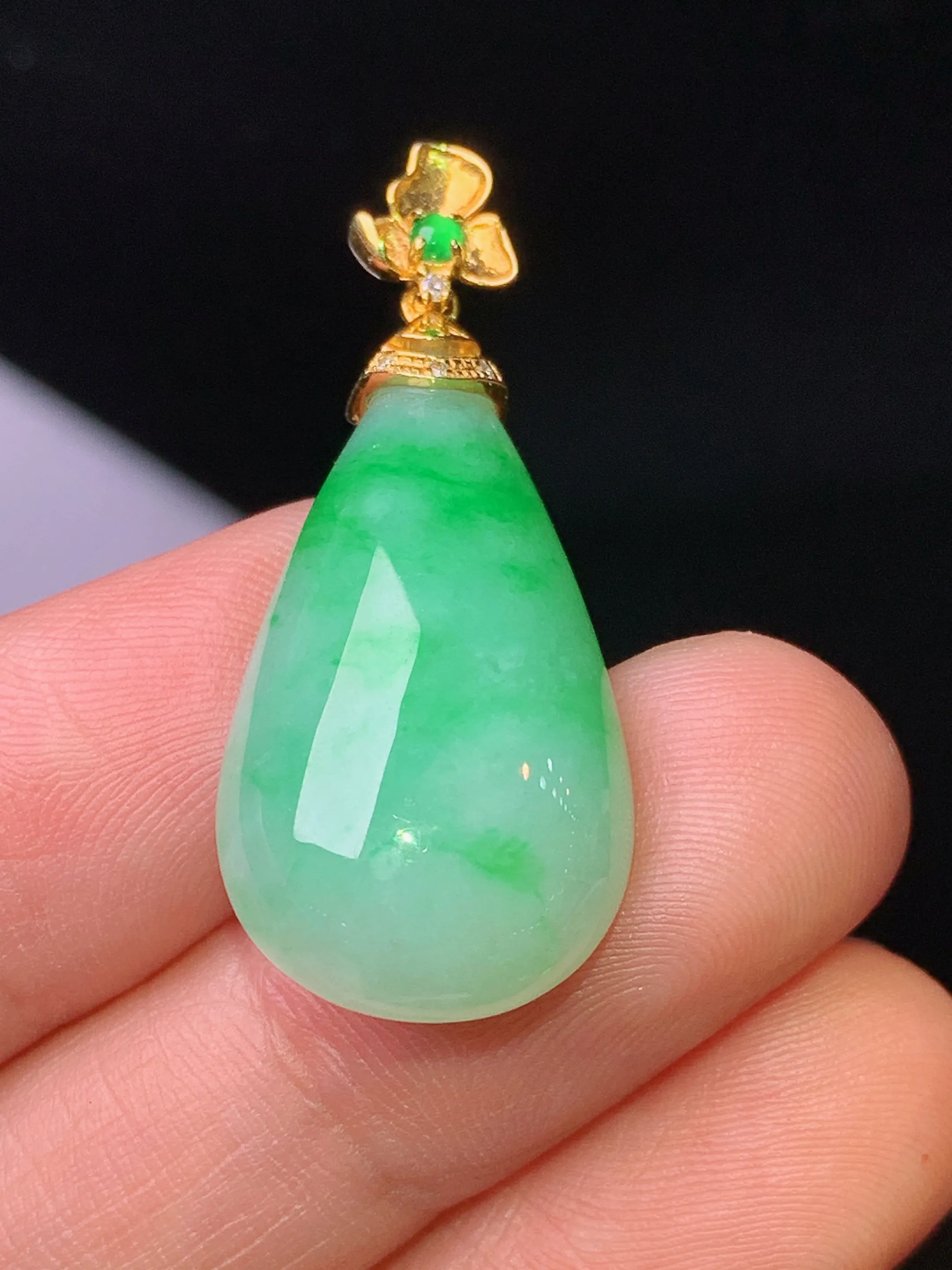18k金镶嵌翠绿水滴吊坠 玉质细腻 色泽清新艳丽 整体尺寸35*14.5*6.2