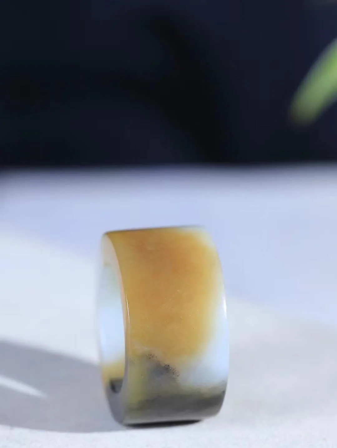 【古韵·扳指】

精品和田玉三色扳指，玉质温润，油润感十足， 整器古韵生辉。优雅高贵。运筹帷幄于掌中，决胜于千里之外。重27.5克 内径圈口22mm尺寸18.2-6.1mmFDL-361202642