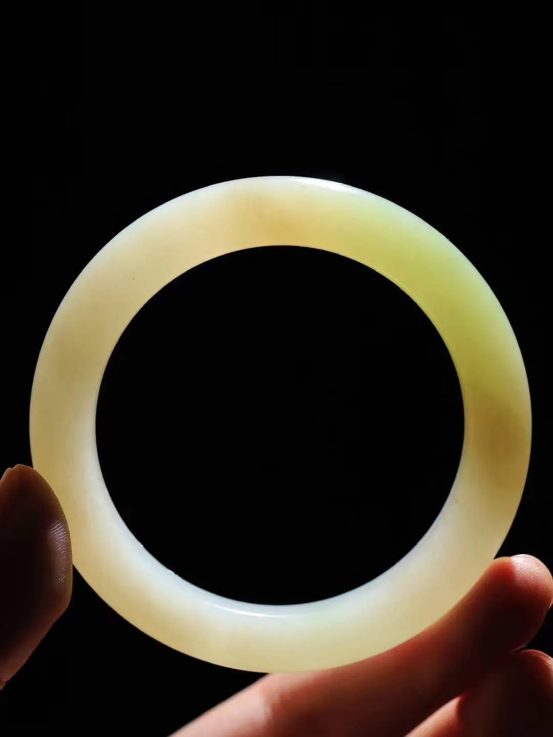 （柔情似水.手镯）

精品和田玉三色手镯，玉质温润细腻，镯型饱满圆润，优雅知性，姽婳于幽静兮，又婆娑乎人间，经典款型，古朴典雅。极具灵性，腕间风情，风姿卓越。 重48.34克    内径53.8mm 尺寸9.8-9.4mm   781252644A