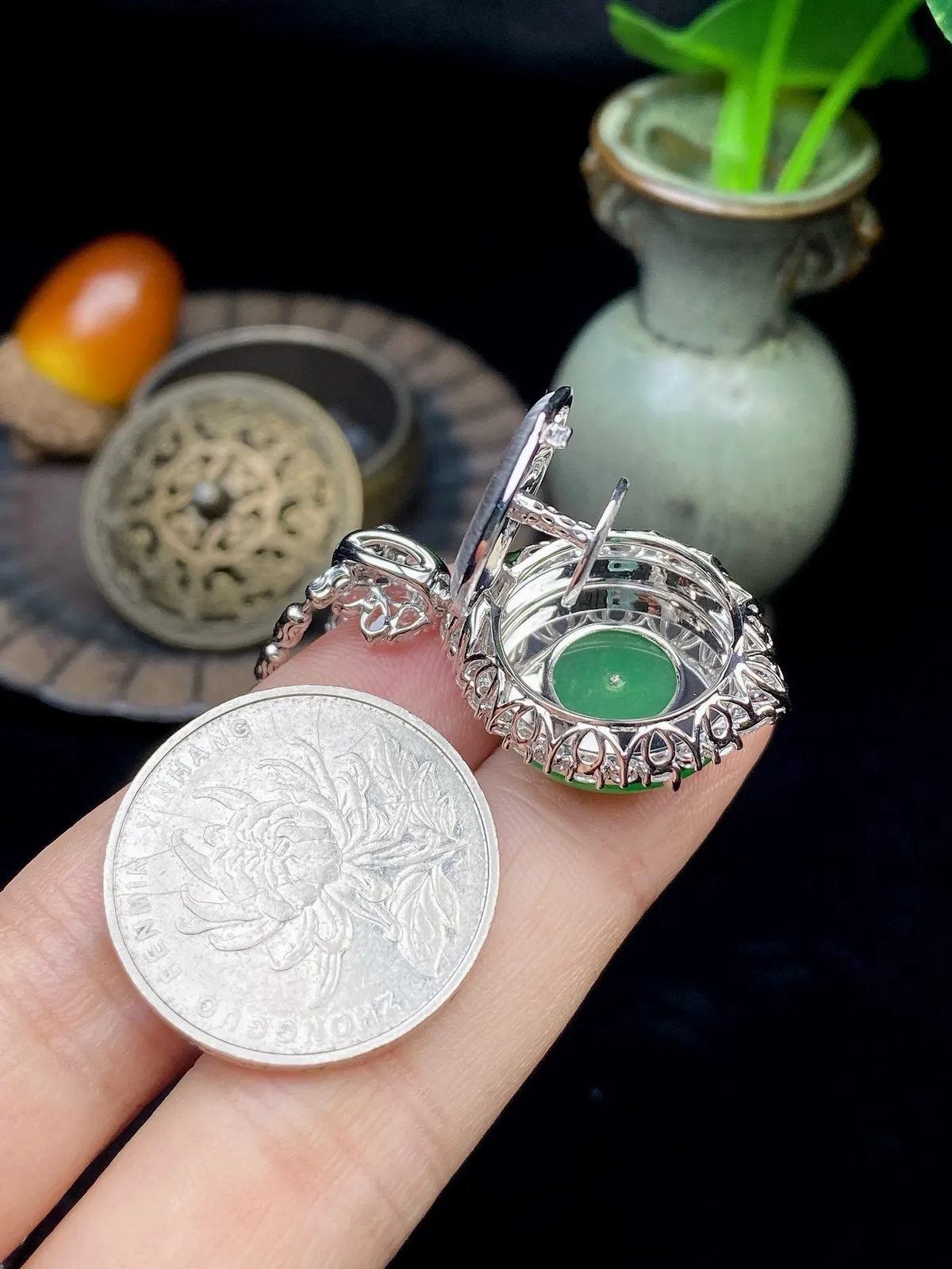 【冰种满绿平安扣吊坠】质地非常细腻，冰润十足，种老冰透，18k金钻镶嵌，裸石尺寸17.6*3.3毫米