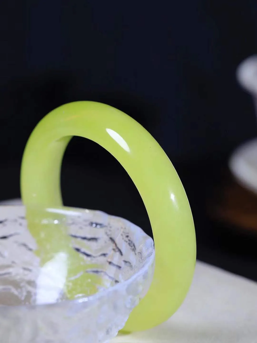 （温柔雅致.手镯）

精品和田玉黄口飘墨手镯。镯型饱满，温润细腻，脂润沁香。️执一卷书，沏一盏茶，着一袭裙，戴一只镯。淡淡浅笺，素心若兰，静赏玉中诗画。悠悠岁月，芊手轻摘，盛满诗样芳华。重62克   尺寸56-13.8-8.7mm    FDA-321202600