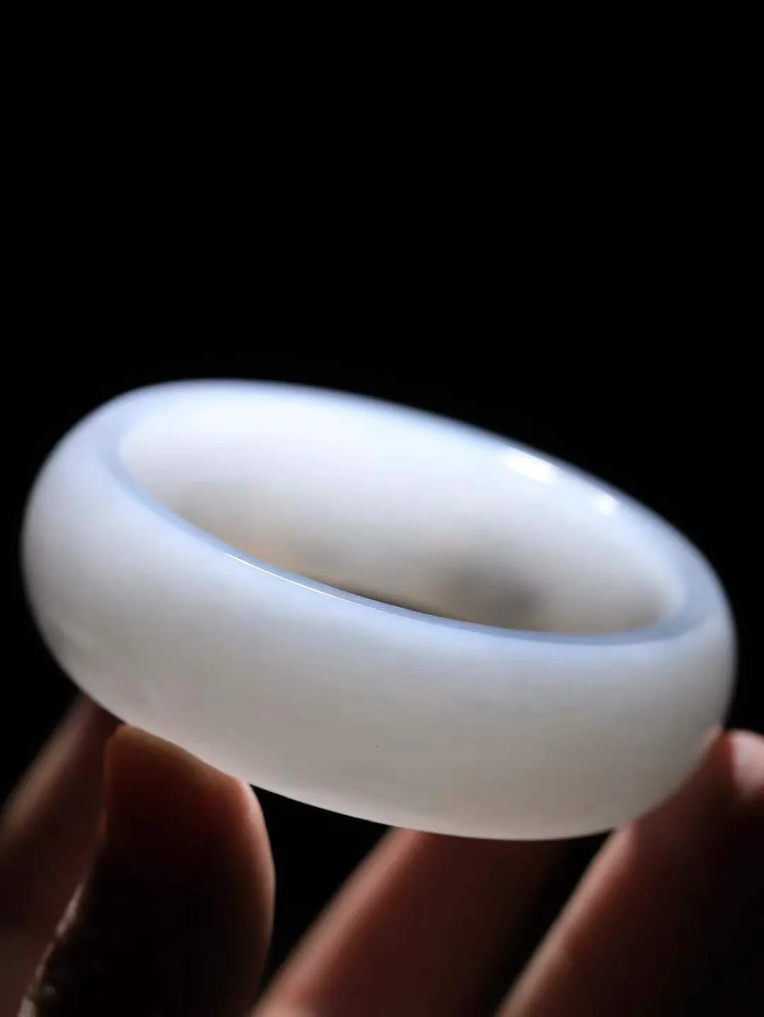 【情有独钟.手镯】

精品和田玉烟紫双色手镯 玉质温润细腻 油性十足 手感舒适，高华雅逸，线条流畅，简约大气，美自天成，素雅高贵。佩戴于腕间，婉约之美，举手投足间透出那低调奢华。重83.36克 内径57.6mm 尺寸20.5-8mm   FDT-791261695