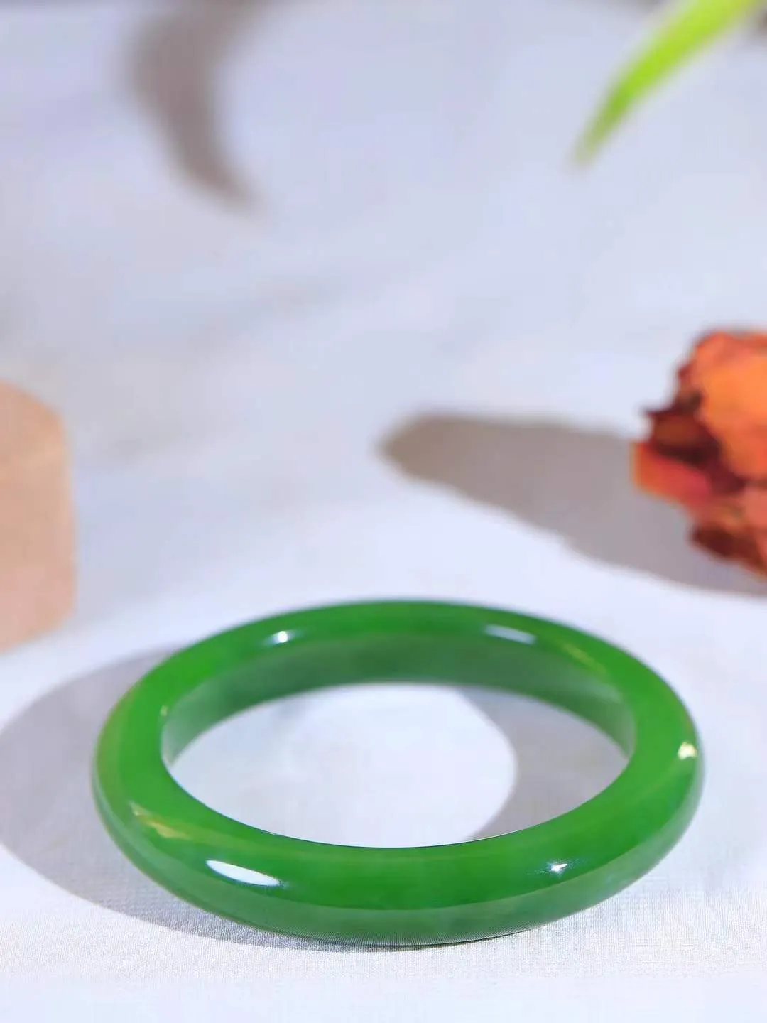 【碧波流转·手镯】

精品和田玉碧玉手镯，玉质细腻温润，手感舒适，️线条流畅，简约大气，美自天