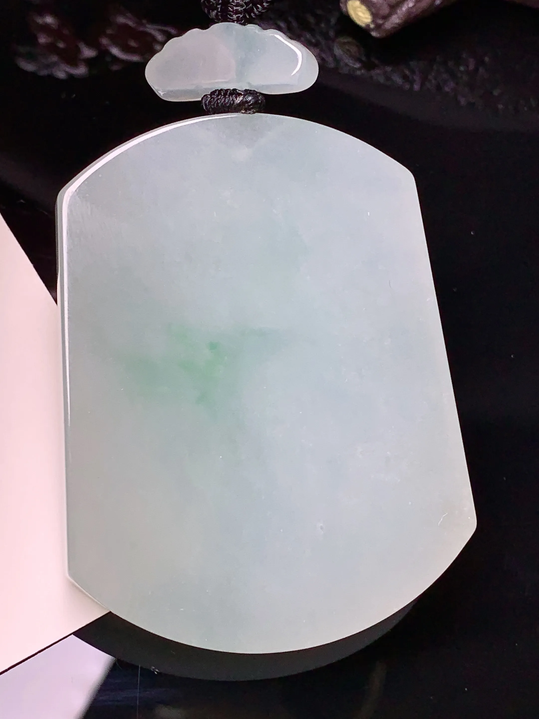 飘绿雕花无事牌吊坠 玉质细腻 色泽清新艳丽 整体尺寸54.5*42*6