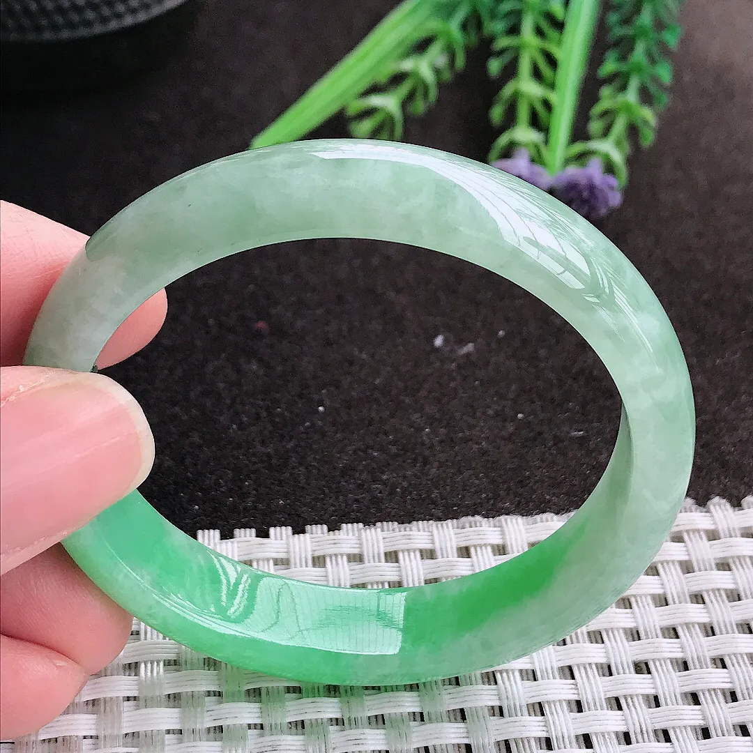 实拍A货翡翠51/46.5/12/6.5老坑精美飘阳绿贵妃手镯翡翠玉镯手环