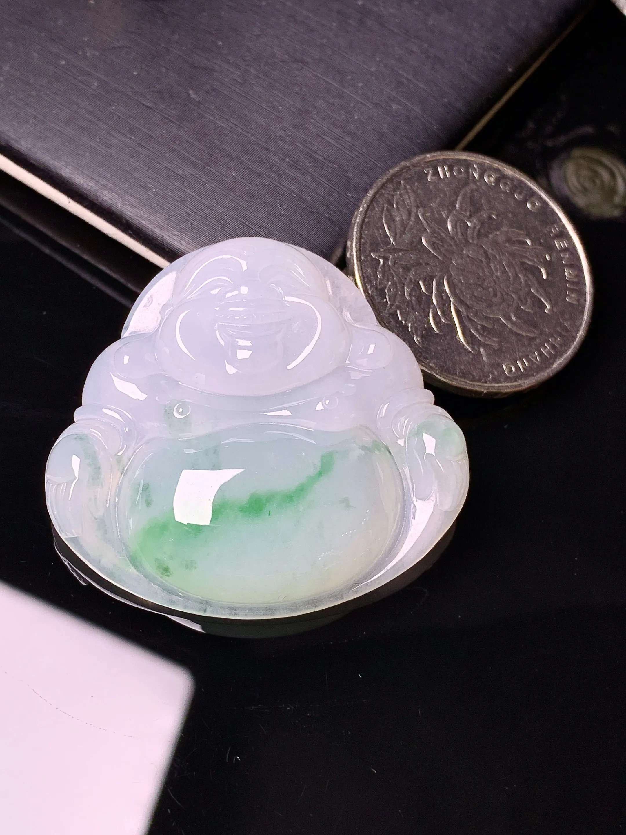 飘绿佛公吊坠 玉质细腻 色泽清新艳丽 整体尺寸34.3*36.6*7.6