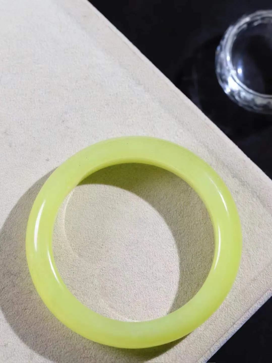 （温柔雅致.手镯）

精品和田玉黄口飘墨手镯。镯型饱满，温润细腻，脂润沁香。️执一卷书，沏一盏茶，着一袭裙，戴一只镯。淡淡浅笺，素心若兰，静赏玉中诗画。悠悠岁月，芊手轻摘，盛满诗样芳华。重62克   尺寸56-13.8-8.7mm    FDA-321202600