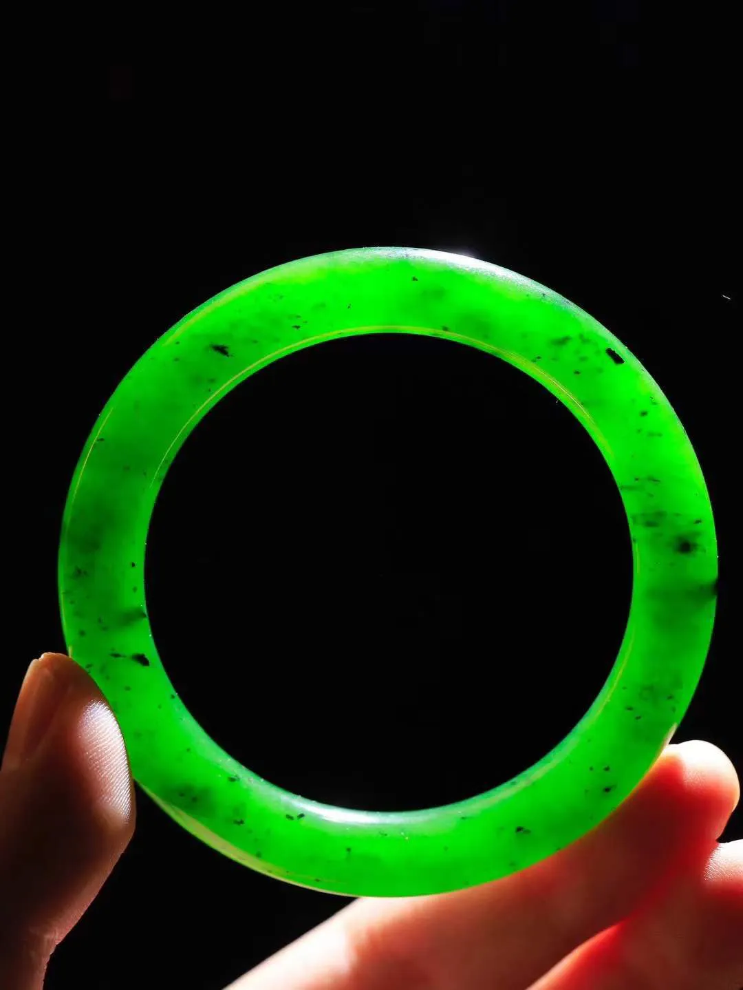 【腕间柔情.手镯】   

精品️和田玉碧玉圆条手镯 玉质温润细腻 油性十足 古朴秀雅 轻抚岁月的栏杆软香温玉，腕间玉镯轻轻晃动，令人情动心间，撷一缕月末的芬芳，把心思铺陈，时光静美，惟有你最温柔。重39.95克   尺寸53.8-8.8-9.4mm  461202655A