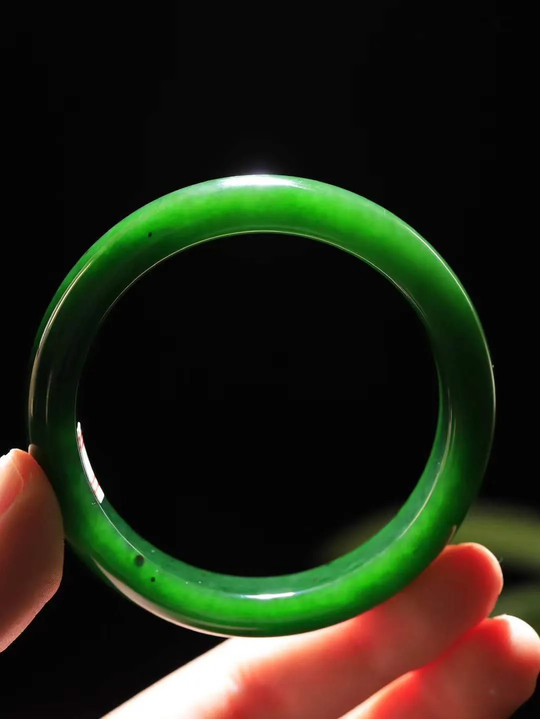 【花样年华·手镯】

收藏级臻品和田玉碧玉手镯，质地油润细腻，色泽高贵典雅，镯型古朴典雅。在诗情画意的雨巷相遇，你是我腕间的一抹风情，有你眸有深情，清风荡漾湖间静水，我愿俯身低眉，在烟波涟漪处，寻你深情倩影。内径55.5mm尺寸12.5-8mm 重51.5克fDA-781271624