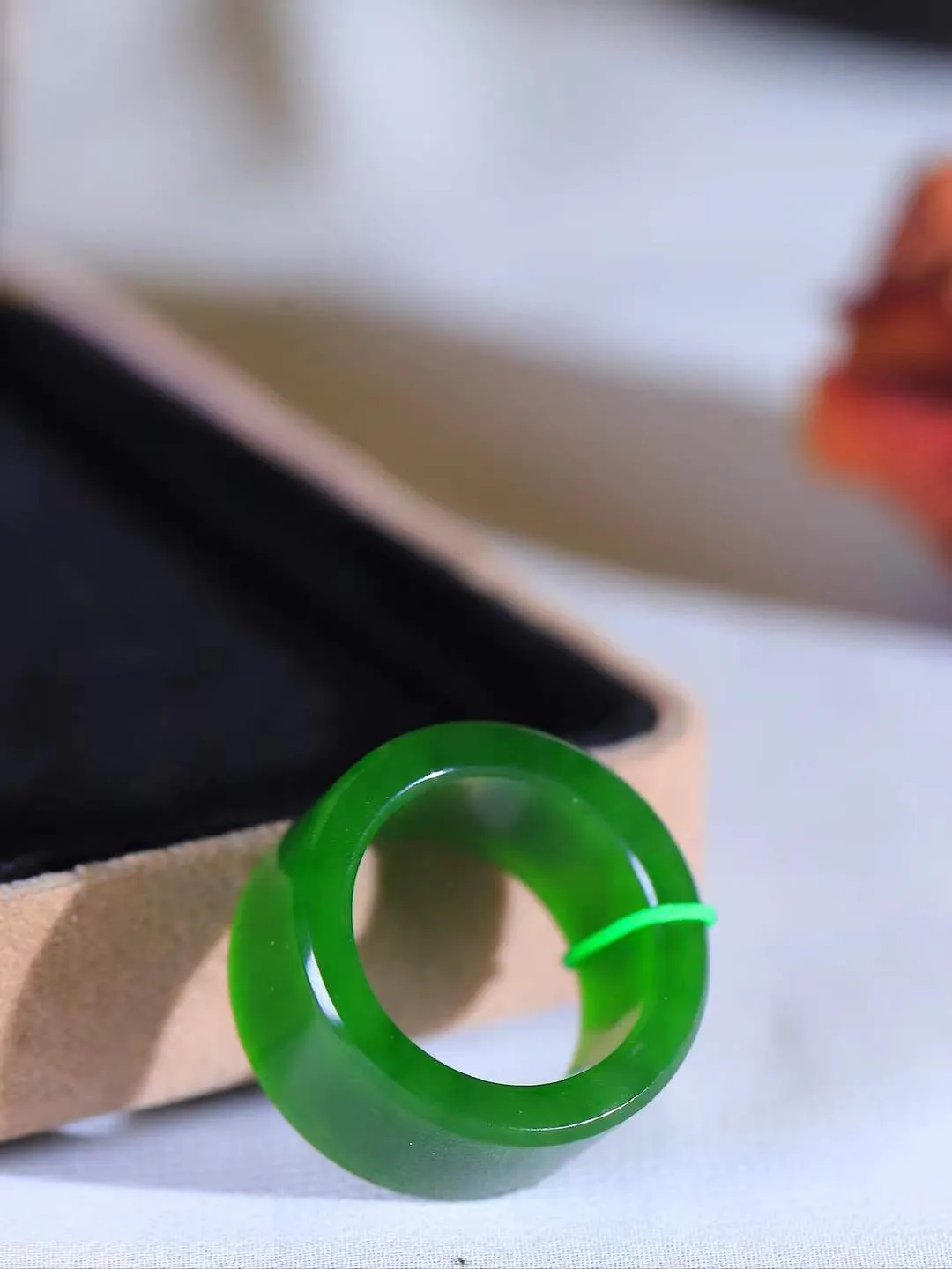 【古韵·扳指】

精品和田玉碧玉扳指，玉质温润，油润感十足， 整器古韵生辉。优雅高贵。运筹帷幄于掌中，决胜于千里之外。重8.2克 内径圈口17.6mm 尺寸12-3.5mm   FDA-361201642