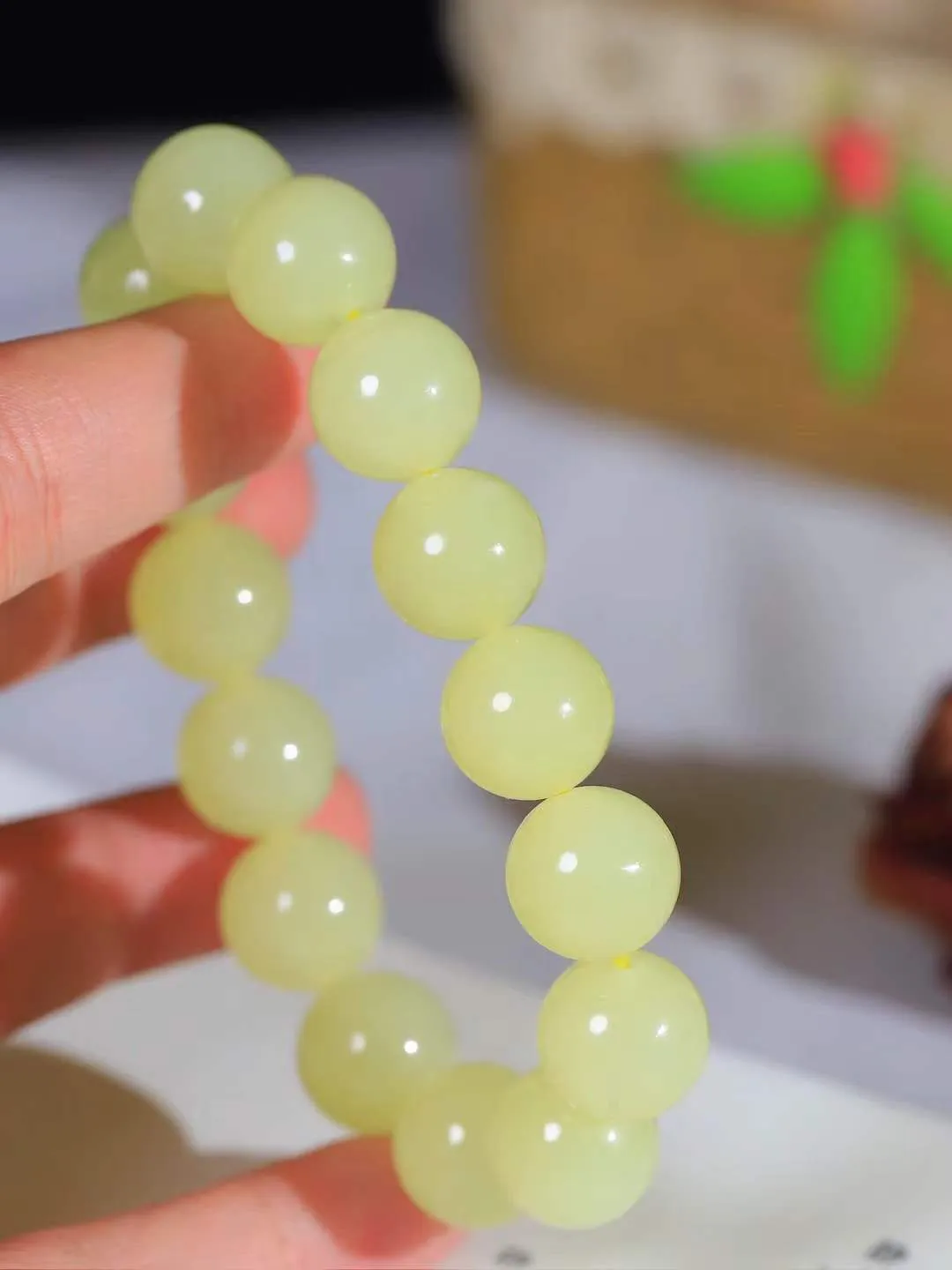 【珠圆玉润.手串】

精品️和田玉黄口珠圆玉润手串 玉质温润细腻  整串打磨圆润，佩戴舒适。珠珠落玉盘，间关莺语花底滑，一生美好时光，无论身在何处，都有它相伴相守。事事顺遂，幸福美满，吉祥如意。重64.74克 尺寸取一14mm  FDA-221202633