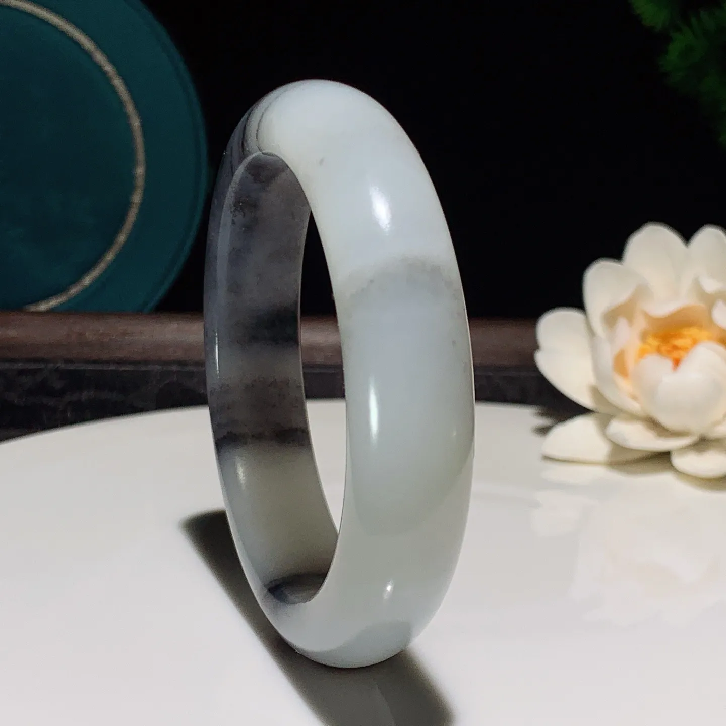 57圈口 新疆和田玉籽料青花手镯。青花意境山水手镯。57圈口条宽15厚10重71.8克 玉质细腻油润。手推出油。佩戴高端典雅。lt251226