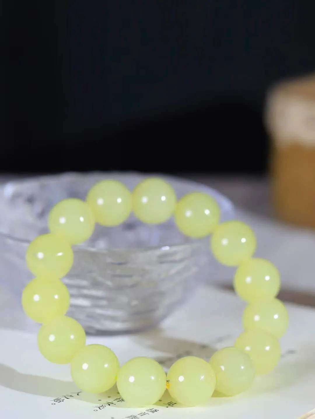 【珠圆玉润.手串】

精品️和田玉黄口珠圆玉润手串 玉质温润细腻  整串打磨圆润，佩戴舒适。珠珠落玉盘，间关莺语花底滑，一生美好时光，无论身在何处，都有它相伴相守。事事顺遂，幸福美满，吉祥如意。重64.74克 尺寸取一14mm  FDA-221202633