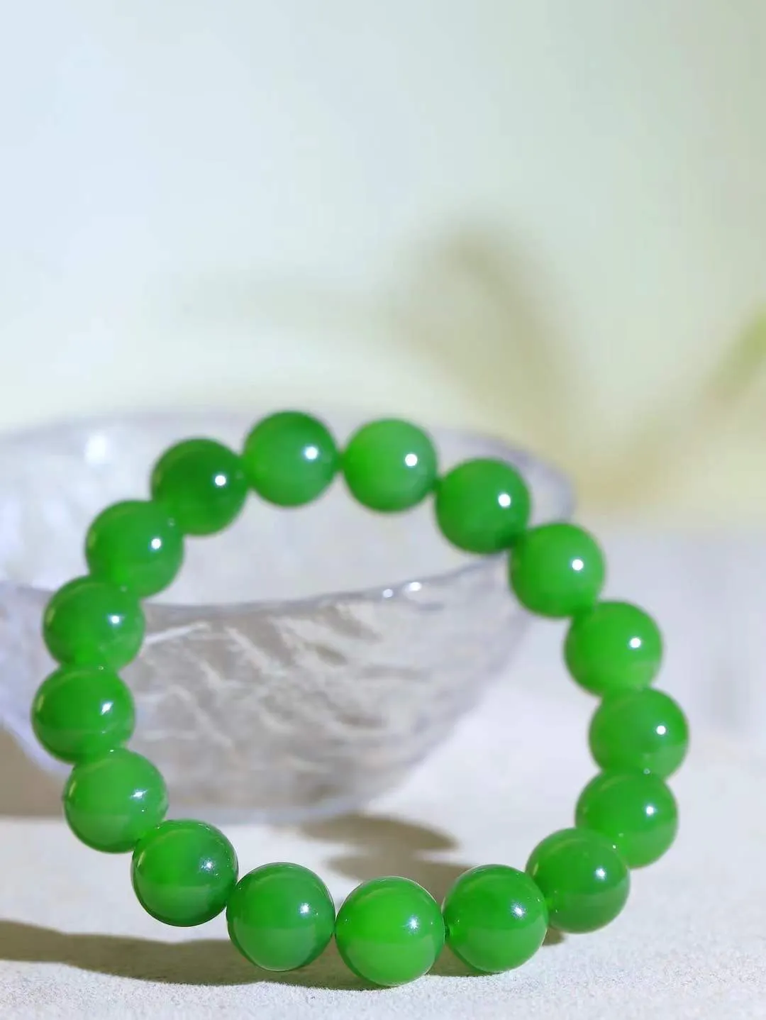 【珠圆玉润.手串】

精品和田玉碧玉珠圆玉润手串 玉质温润细腻  整串打磨圆润，佩戴舒适。珠珠落玉盘，间关莺语花底滑，一生美好时光，无论身在何处，都有它相伴相守。事事顺遂，幸福美满，吉祥如意。重45.6克 尺寸取一12mm FDL-161202613