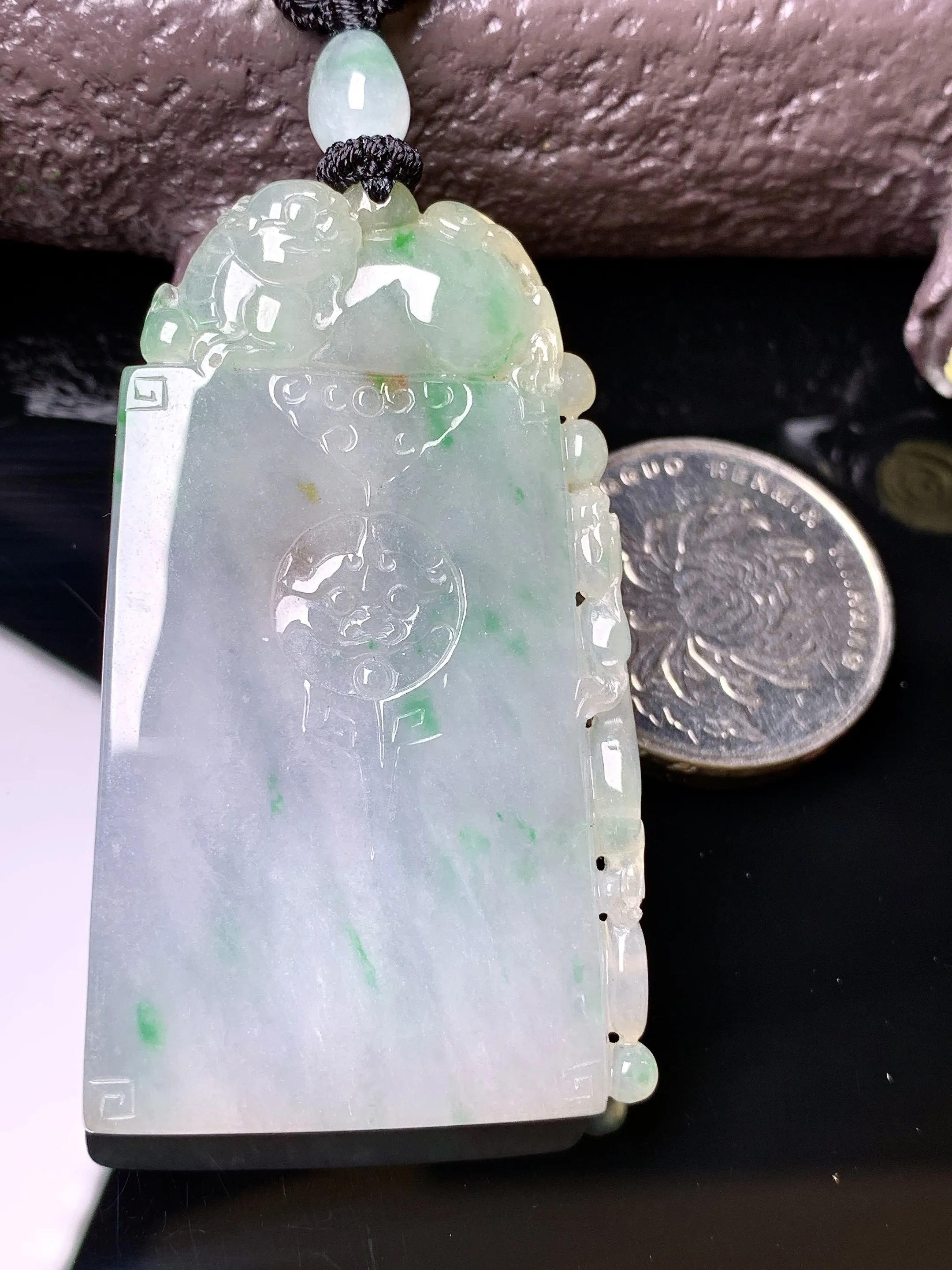 飘绿貔貅无事牌吊坠 玉质细腻 色泽清新艳丽 整体尺寸54*31.2*5.6