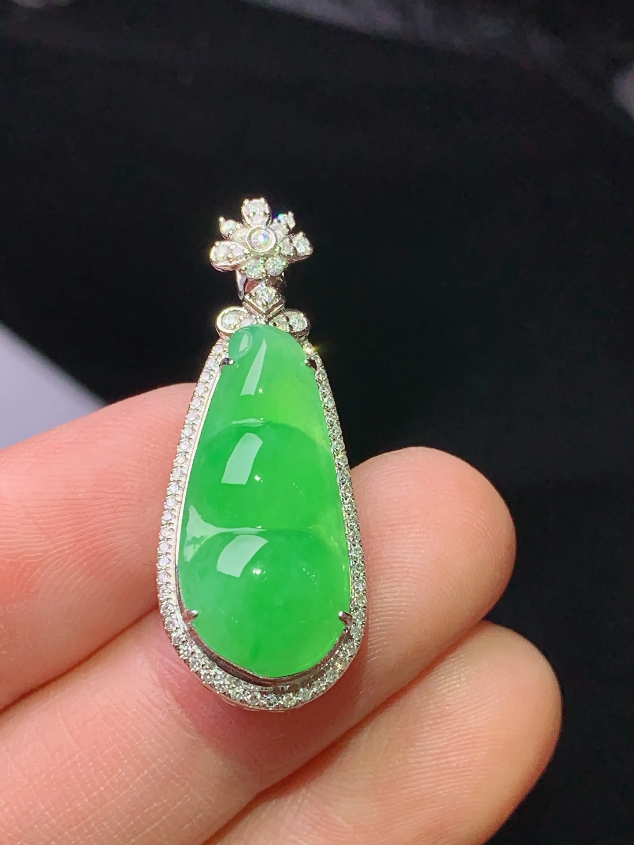 18k金钻镶嵌翠绿四季豆吊坠 玉质细腻 色泽清新艳丽 整体尺寸32*12.6*9