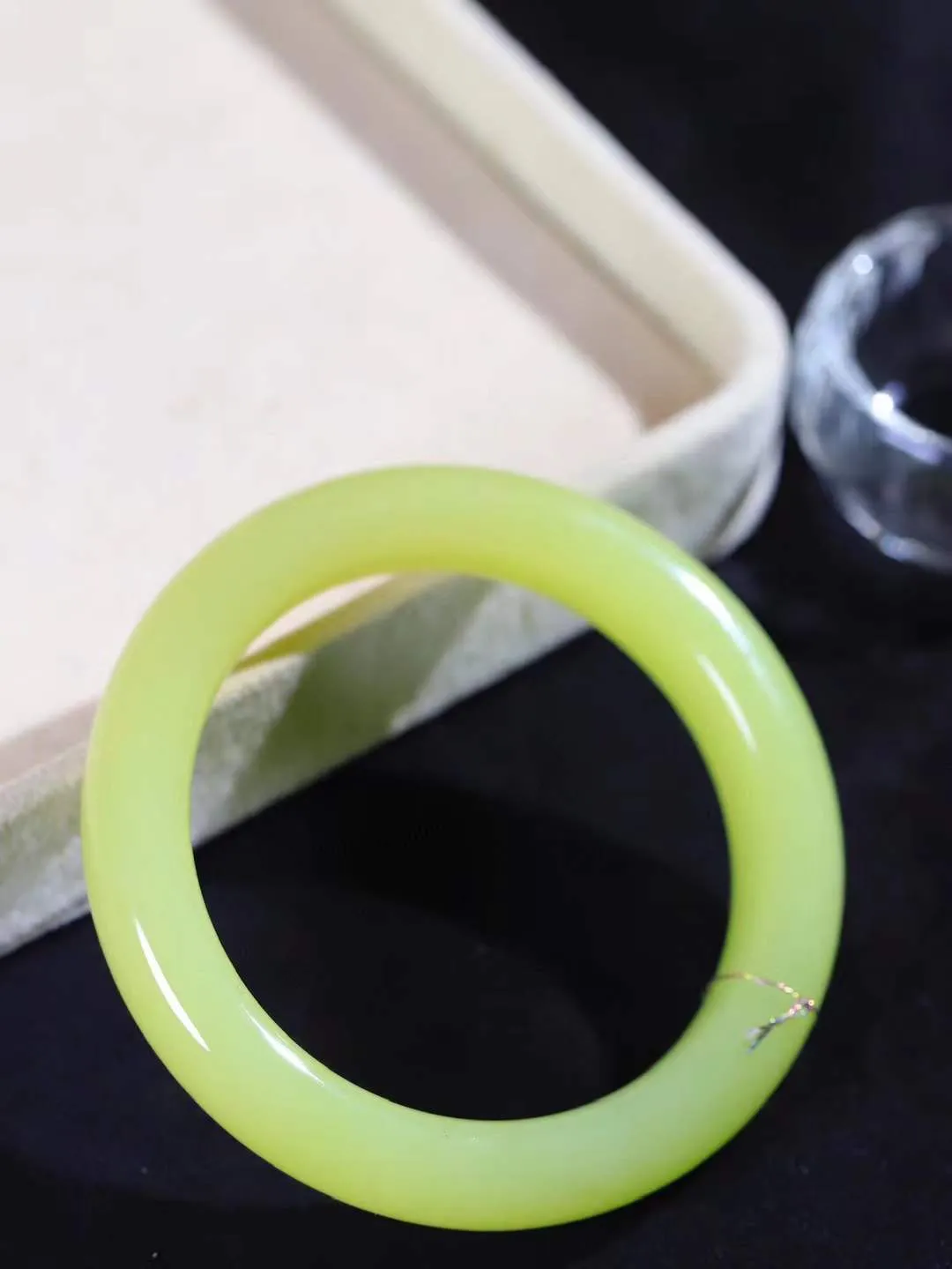 【诗情画意.手镯】

精品和田玉黄口手镯   细腻油脂,手感润滑。意韵飘渺，温雅细腻，工艺精湛，️氤氲诗意的美跃然于手腕之间，给人以出尘的风雅，优美脱俗，气质非凡。重57.66克 内径54.4mm尺寸12-9.8mm  221202600A