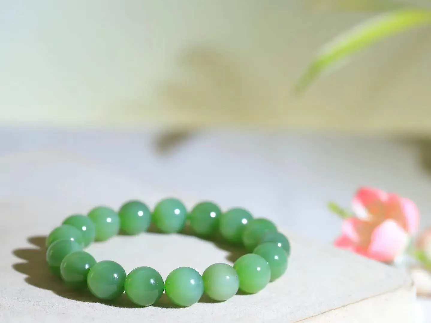 【珠圆玉润.手串】

精品和田玉碧玉猫眼珠圆玉润手串 玉质温润细腻  整串打磨圆润，佩戴舒适。珠珠落