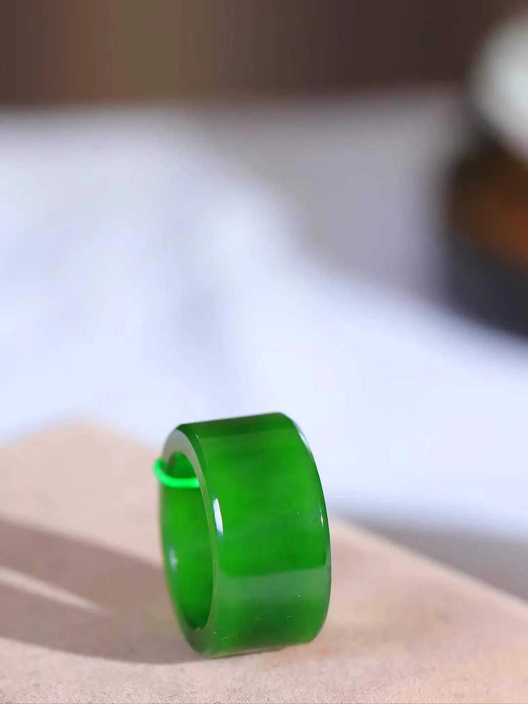 【古韵·扳指】

精品和田玉碧玉扳指，玉质温润，油润感十足， 整器古韵生辉。优雅高贵。运筹帷幄于掌中，决胜于千里之外。重8.2克 内径圈口17.6mm 尺寸12-3.5mm   FDA-361201642