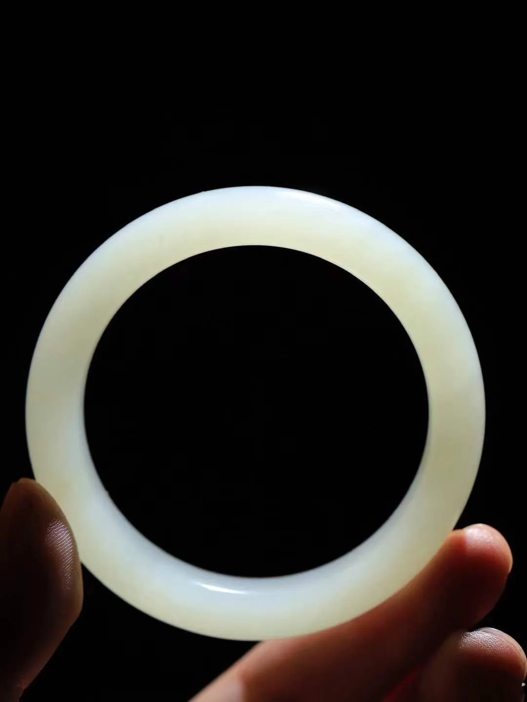 【情有独钟.手镯】

精品和田玉晴水猫眼手镯 玉质温润细腻 油性十足 手感舒适，高华雅逸，线条流畅，简约大气，美自天成，素雅高贵。佩戴于腕间，婉约之美，举手投足间透出那低调奢华。重49.31克 尺寸52.1-12.3-8.5mm FDA-791252651